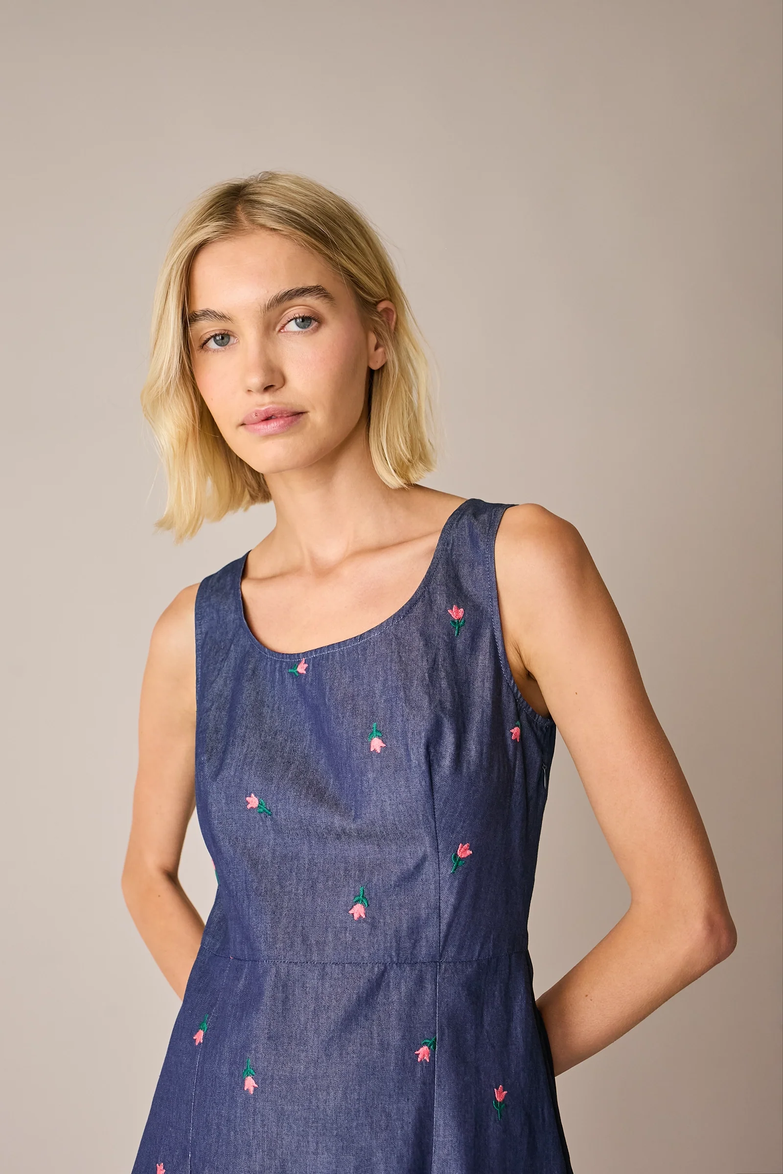 Abito effetto denim con fiori ricamati - Image 2