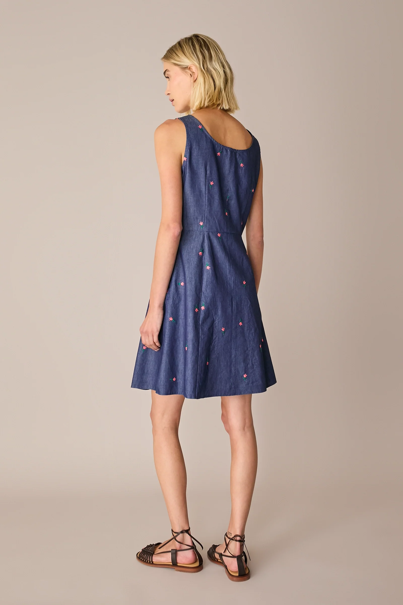Abito effetto denim con fiori ricamati - Image 6