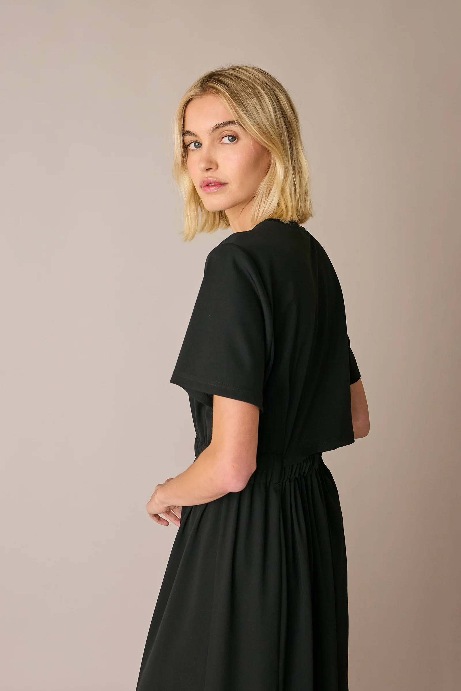 Abito T-shirt con cut-out sul retro - Image 2
