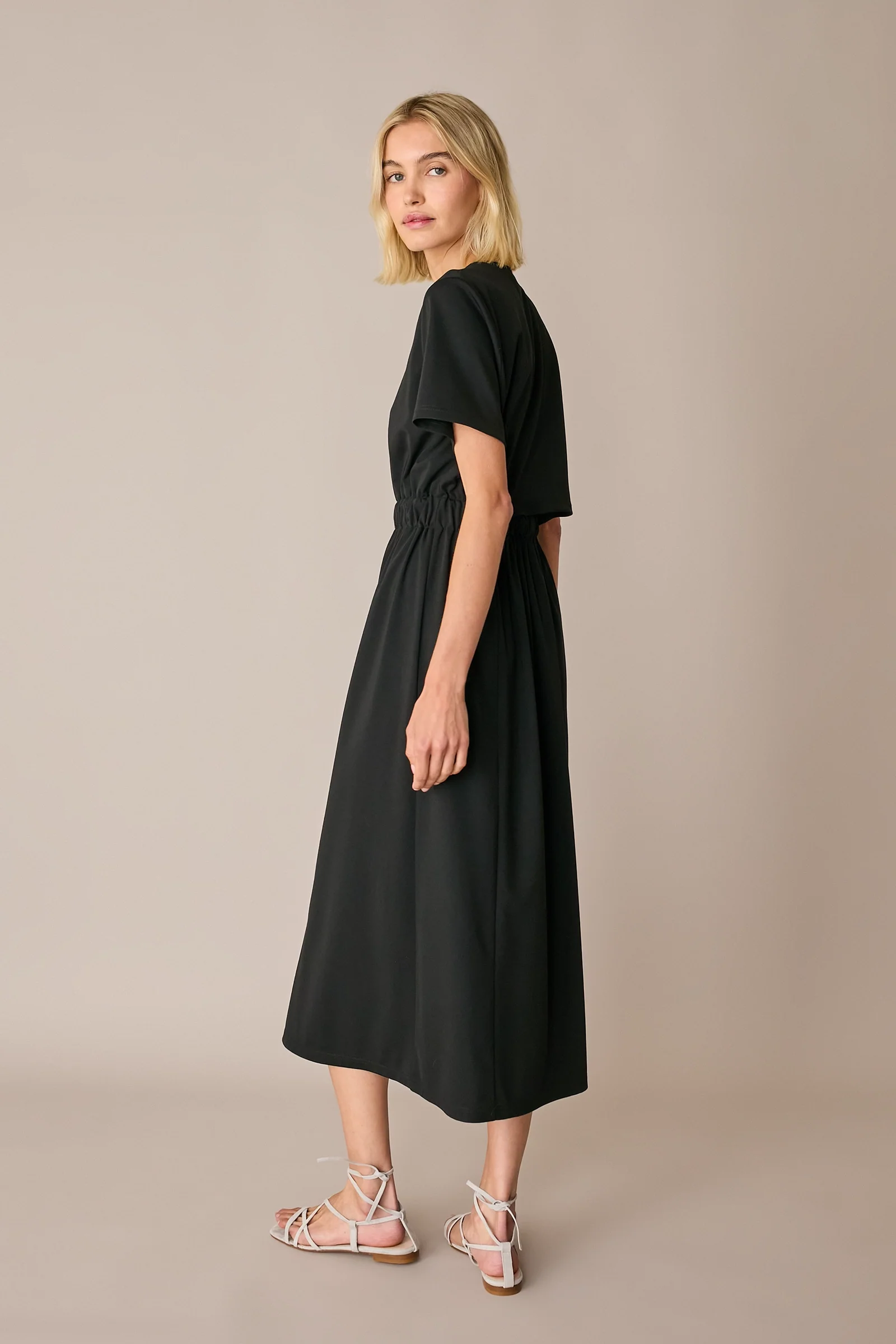 Abito T-shirt con cut-out sul retro - Image 8
