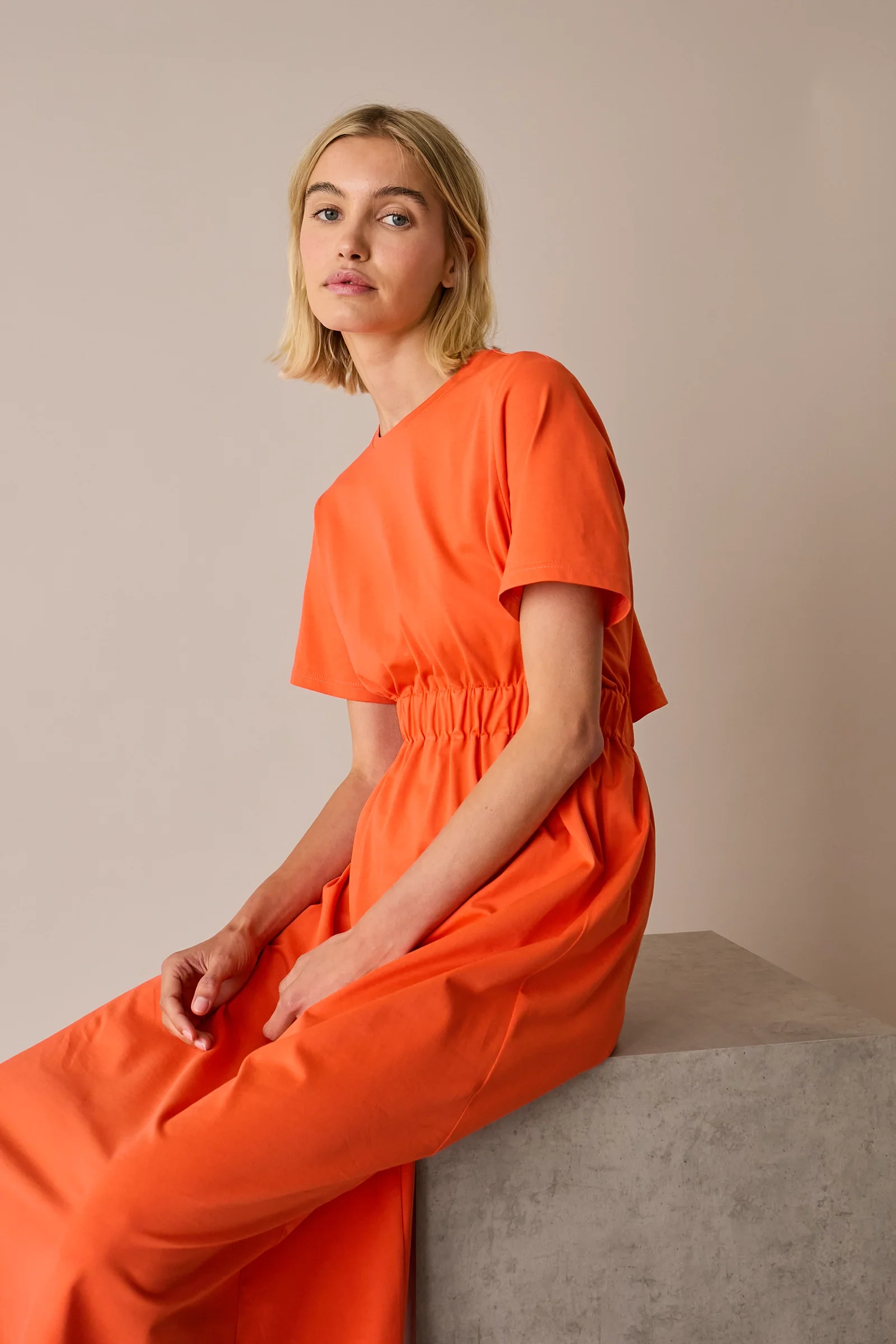 Abito T-shirt in cotone con cut-out sul retro - Image 4