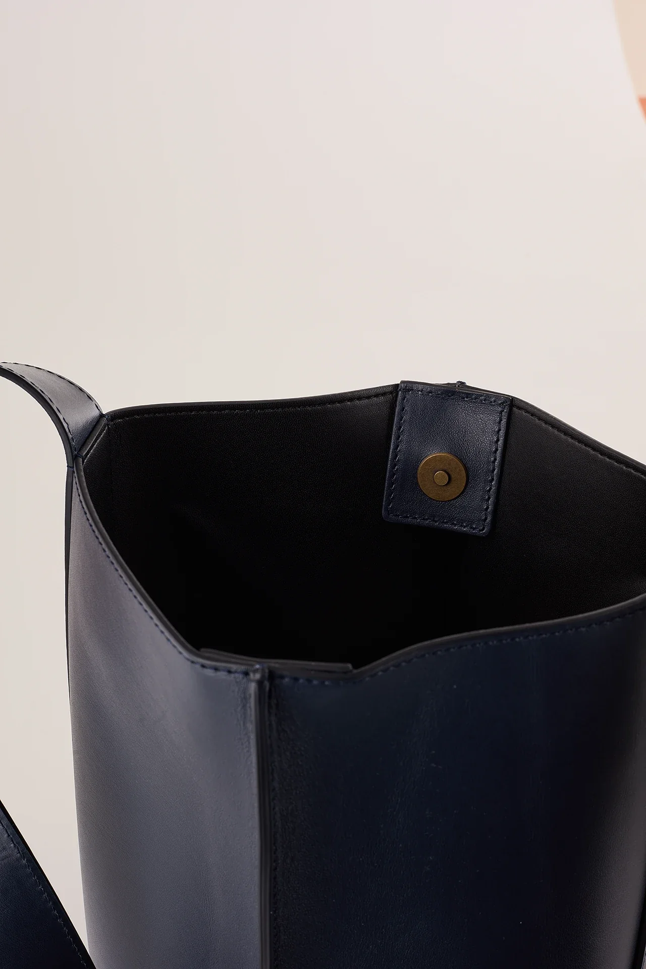 Borsa a secchiello in pelle - Image 11
