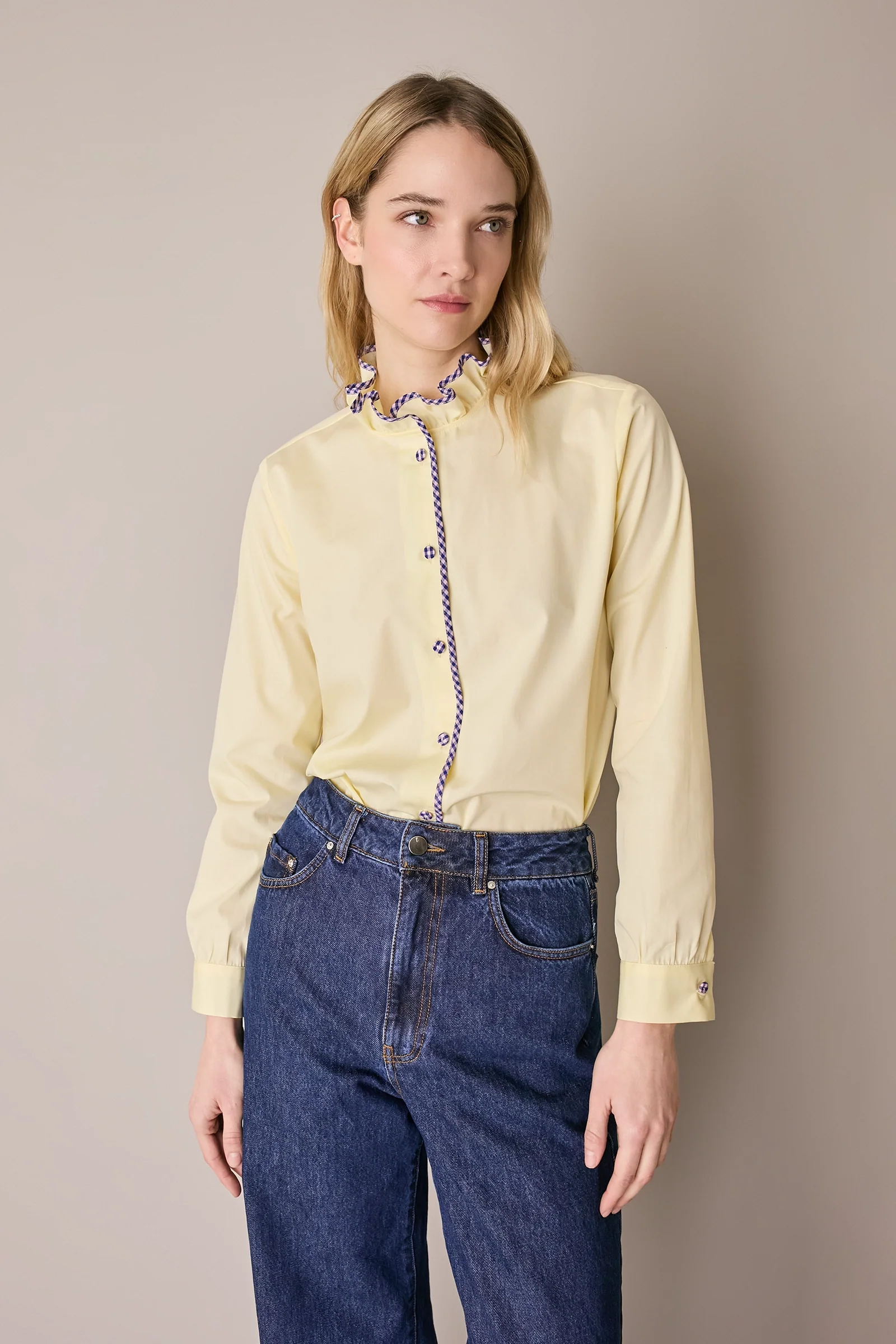 Camicia con colletto volant e profili a contrasto - Image 10