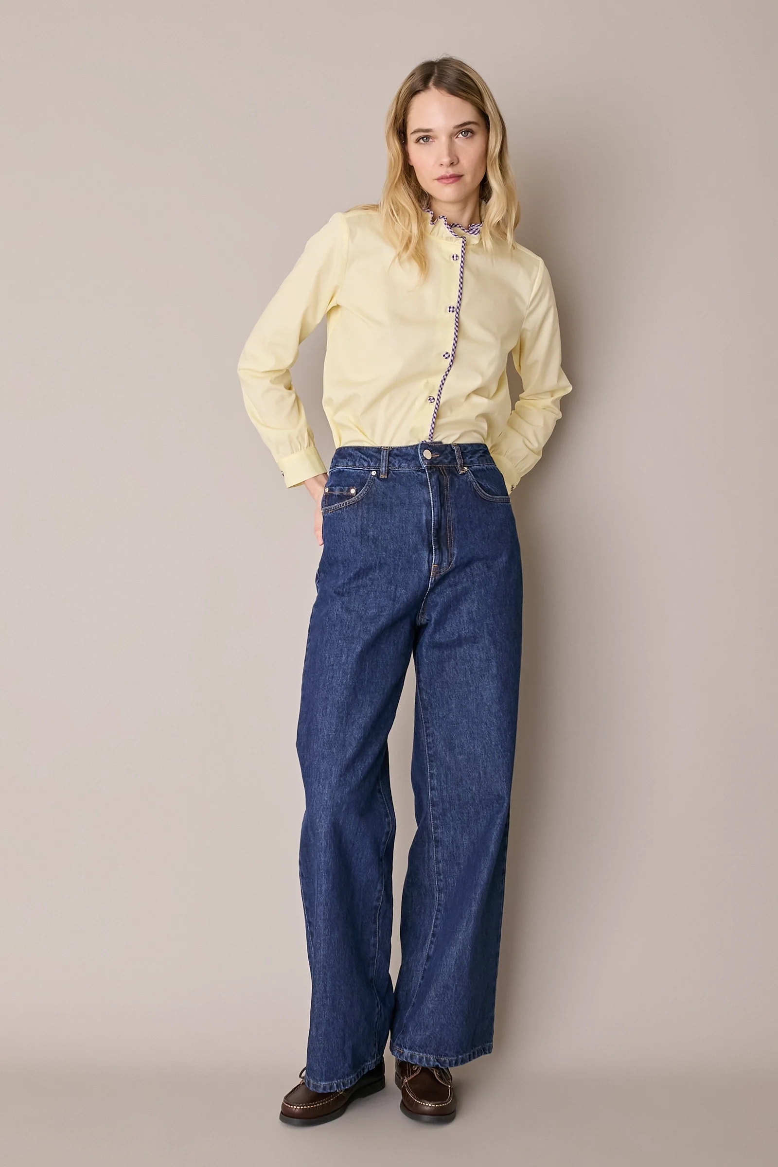 Camicia con colletto volant e profili a contrasto - Image 11