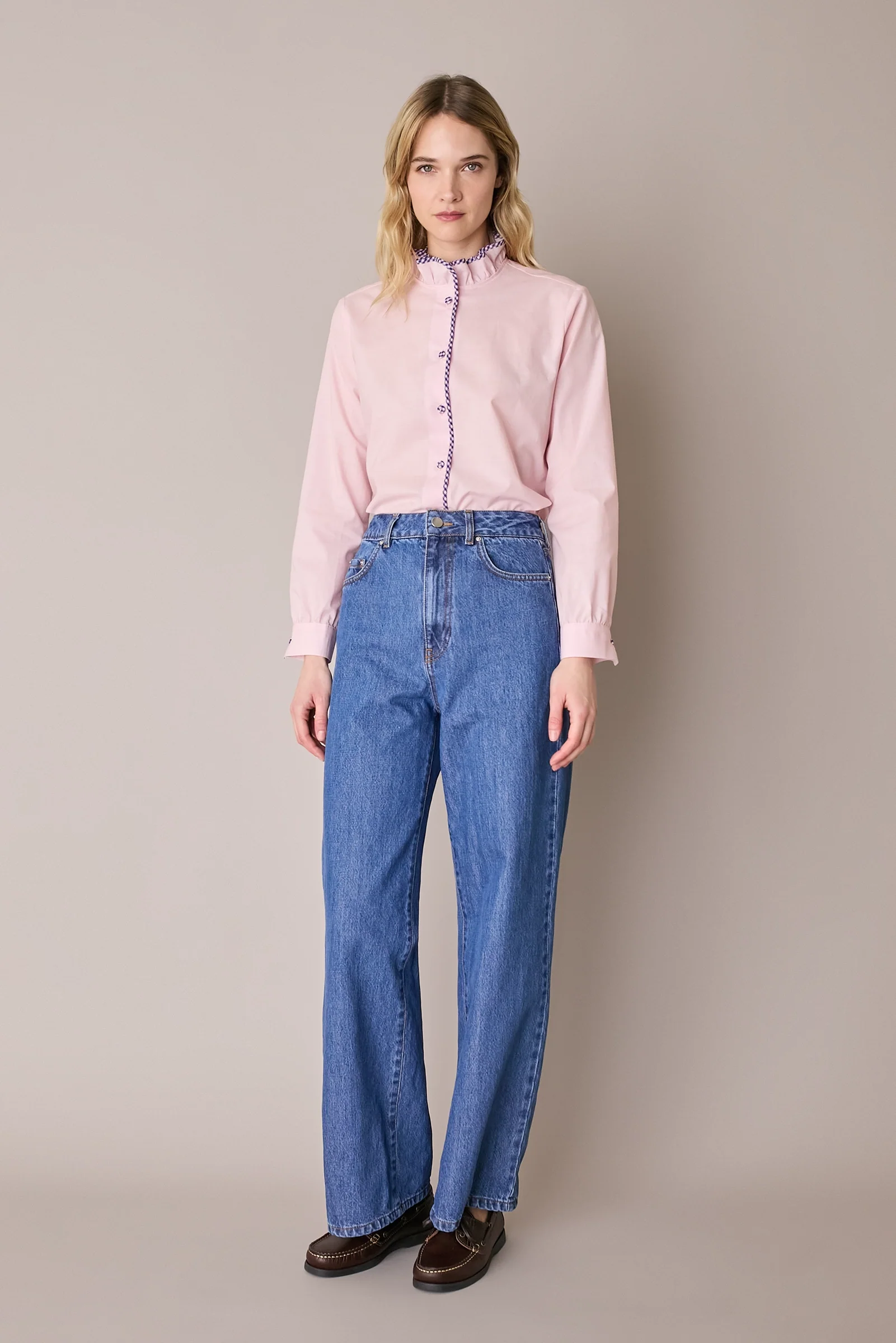Camicia con colletto volant e profili a contrasto - Image 14