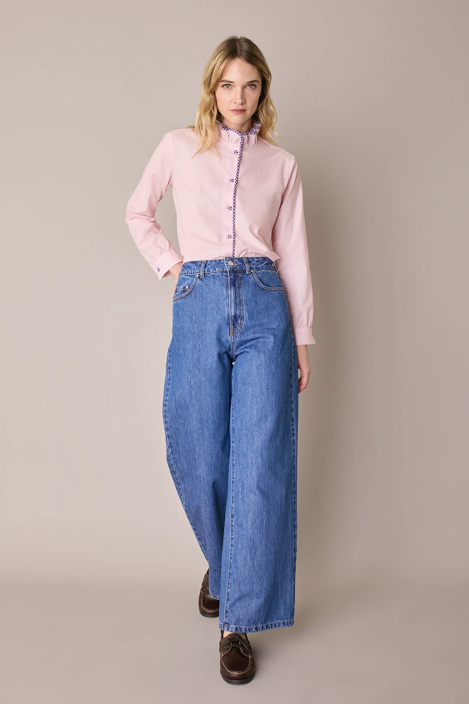 Camicia con colletto volant e profili a contrasto - Image 15