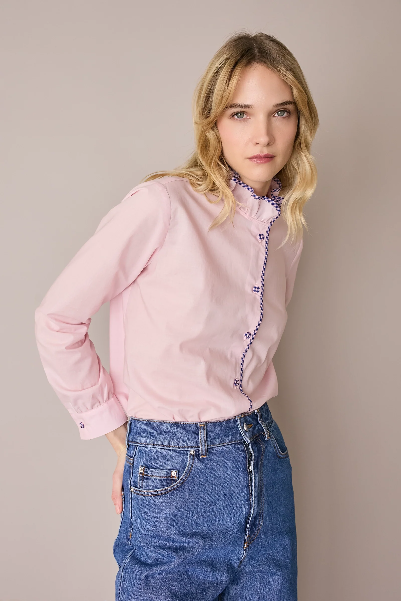 Camicia con colletto volant e profili a contrasto - Image 16