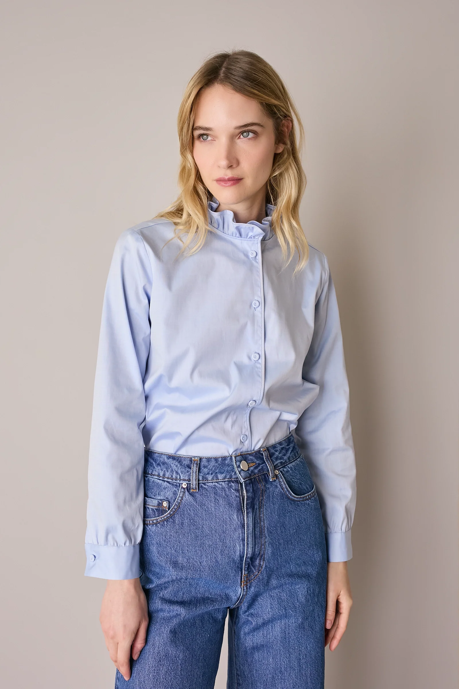 Camicia con colletto volant e profili a contrasto - Image 21