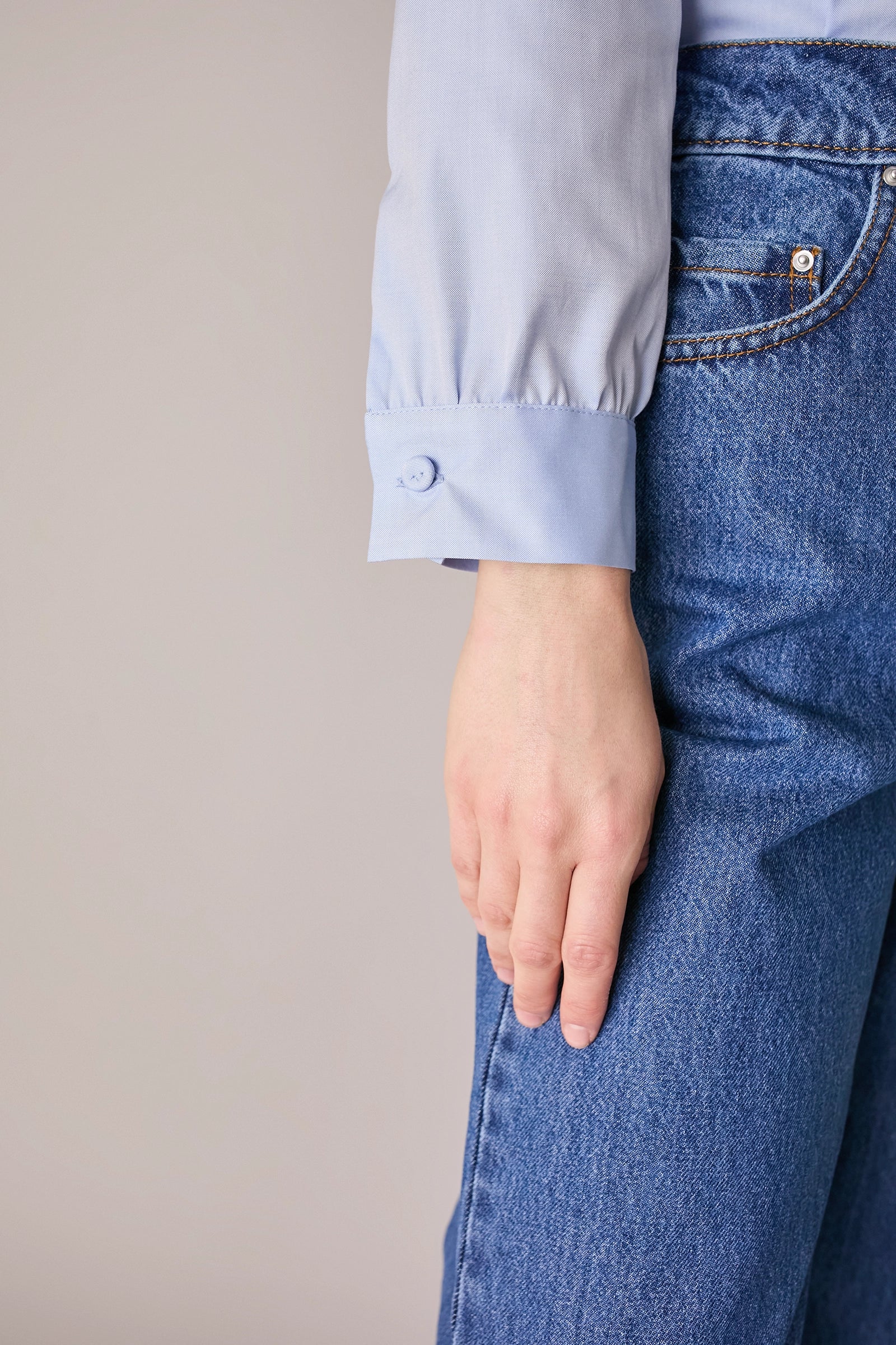 Camicia con colletto volant e profili a contrasto - Image 22