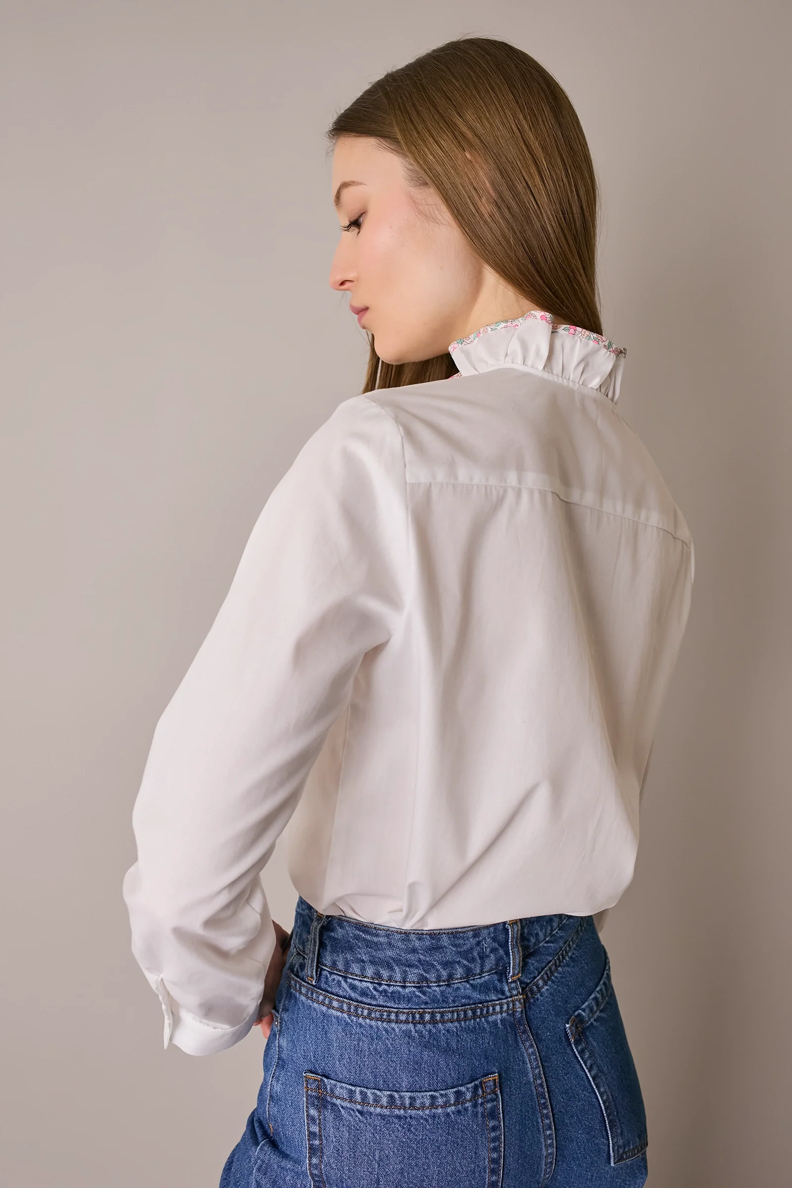 Camicia con colletto volant e profili a contrasto - Image 6