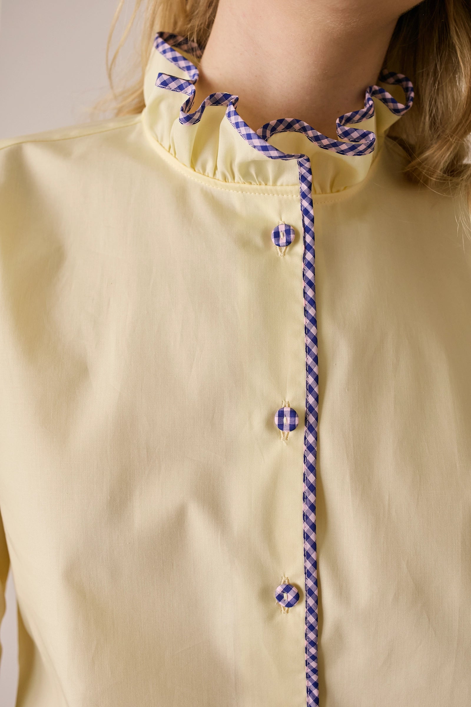 Camicia con colletto volant e profili a contrasto - Image 8
