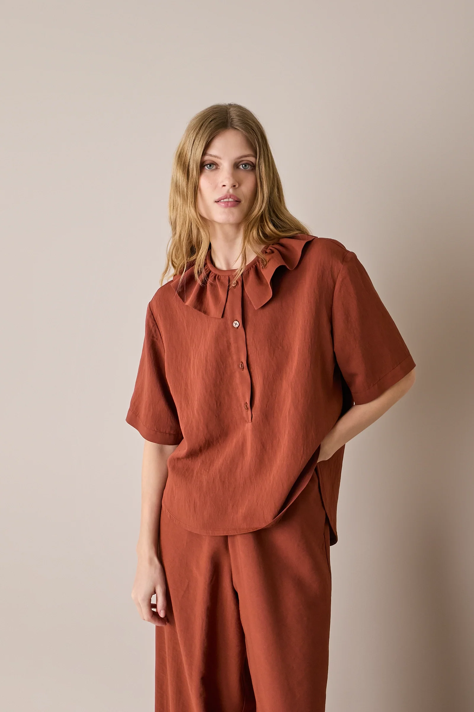 Polo fluida con ruches - Image 11