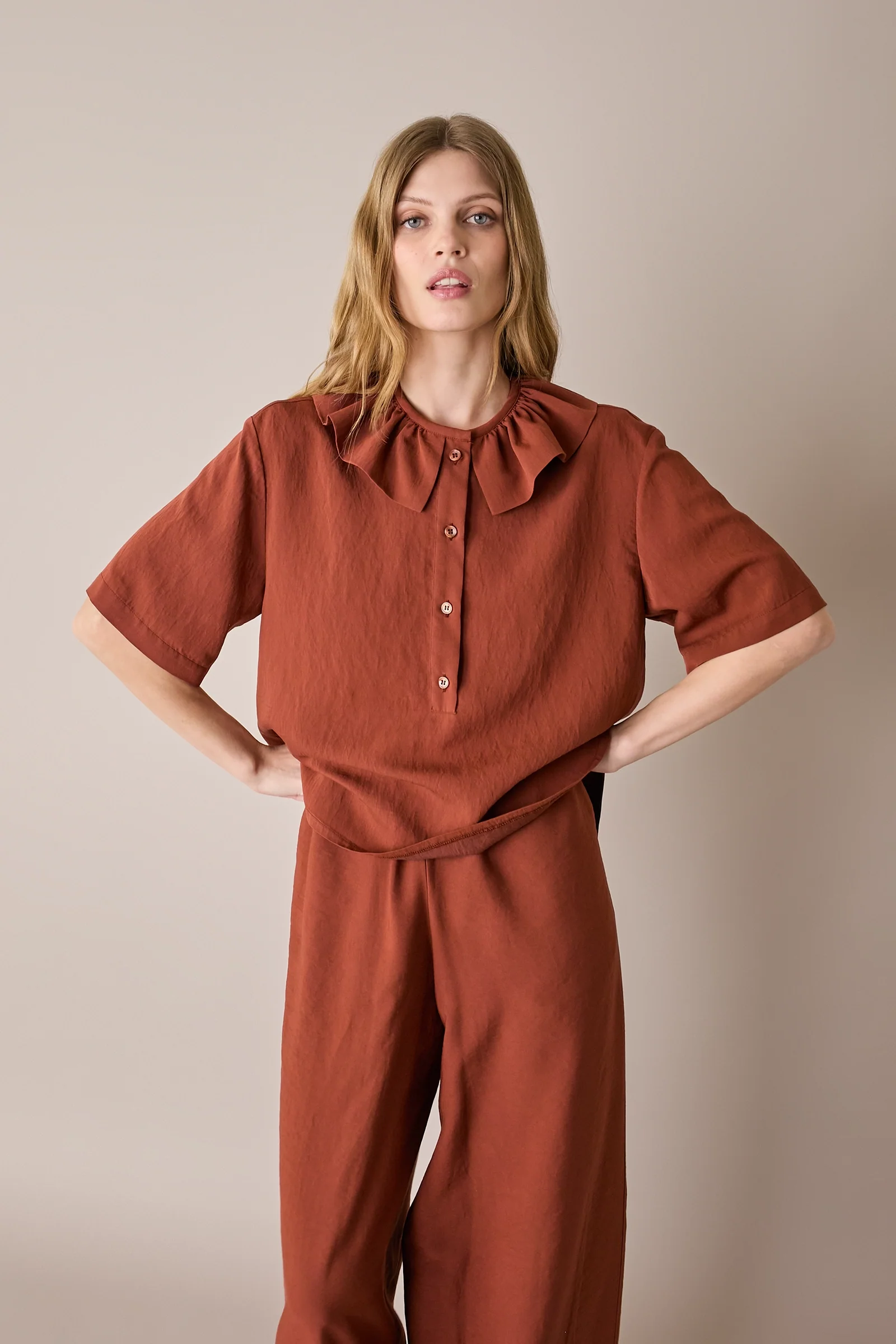 Polo fluida con ruches - Image 6