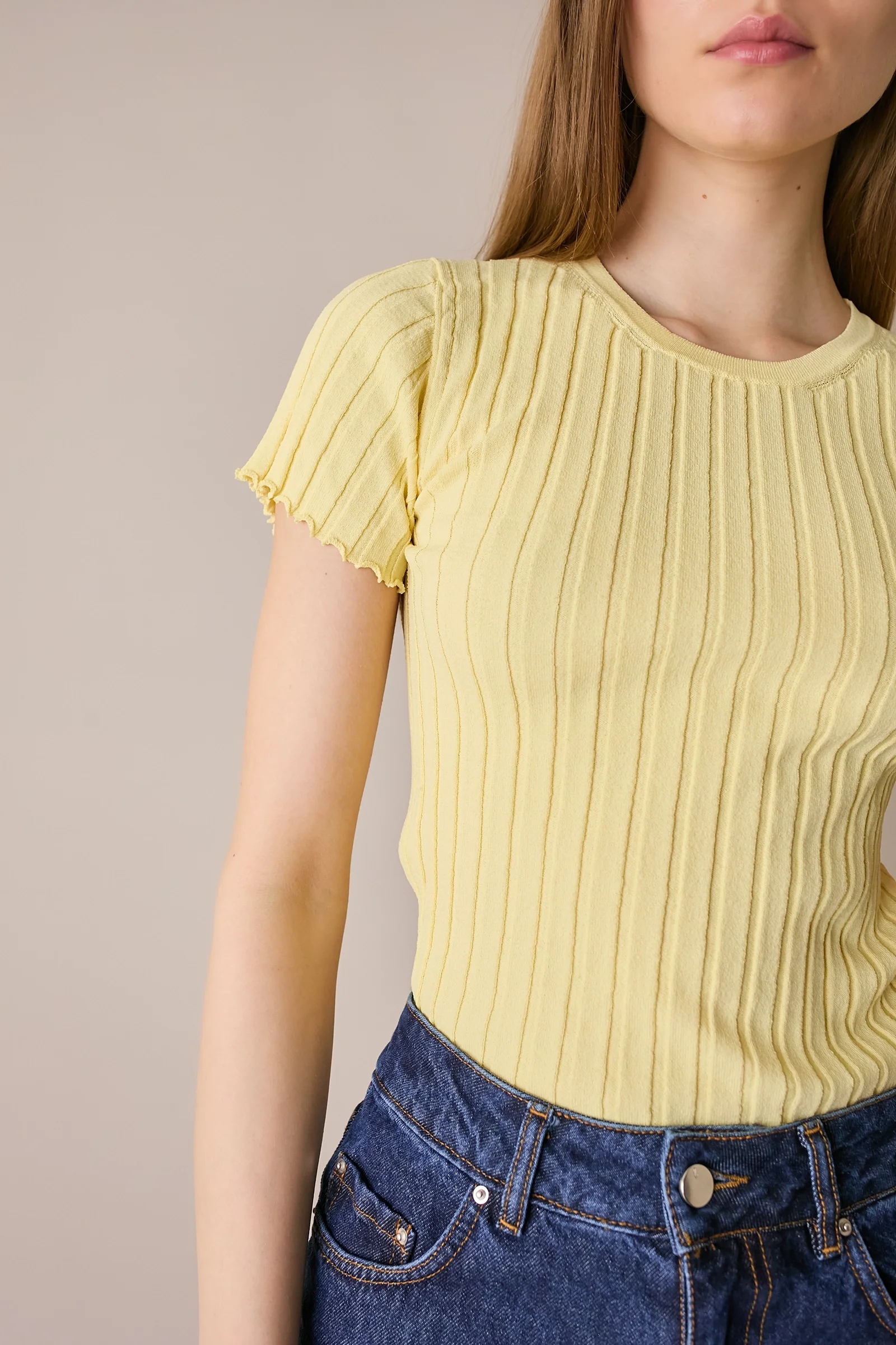 Maglia a costine con bordi arricciati - Image 11