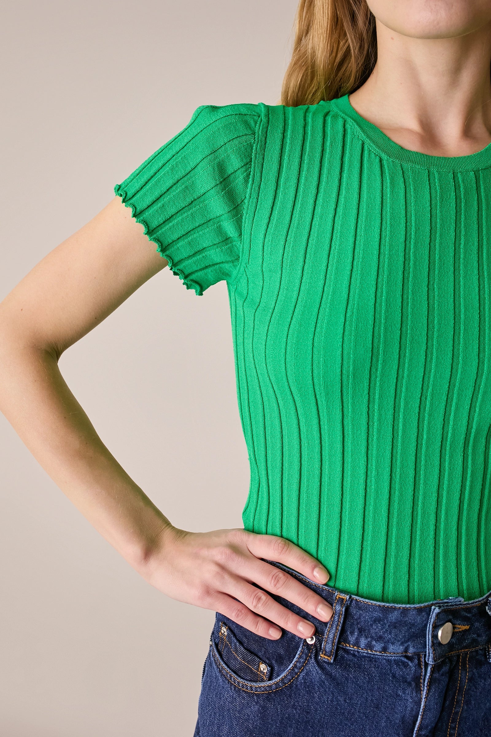 Maglia a costine con bordi arricciati - Image 7