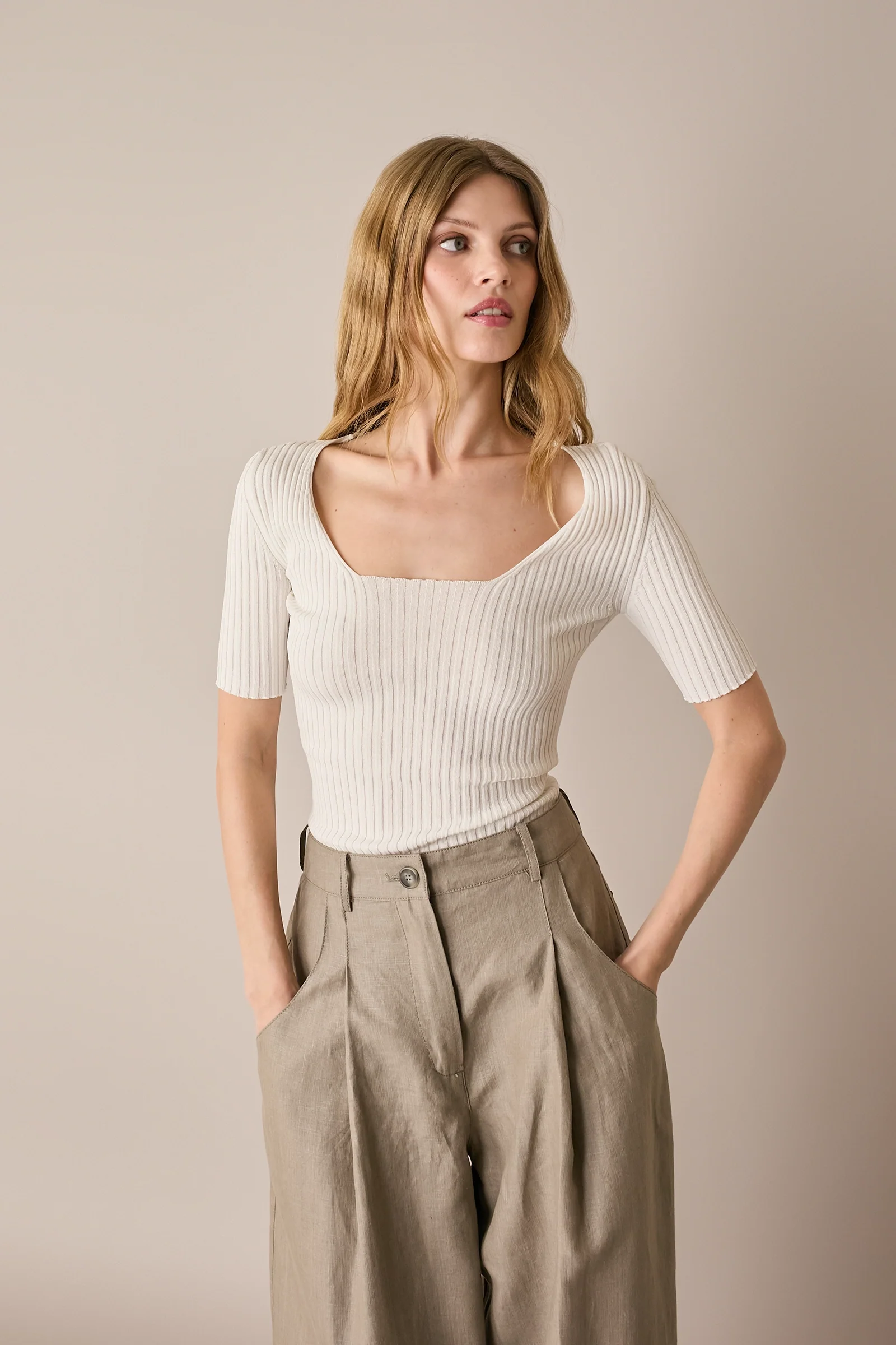 Maglia a costine con scollo quadrato - Image 12