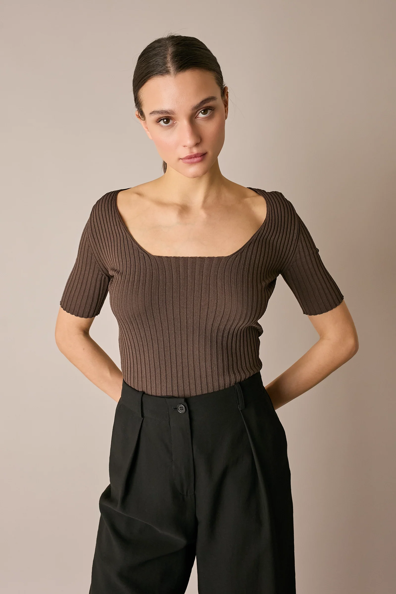Maglia a costine con scollo quadrato - Image 13