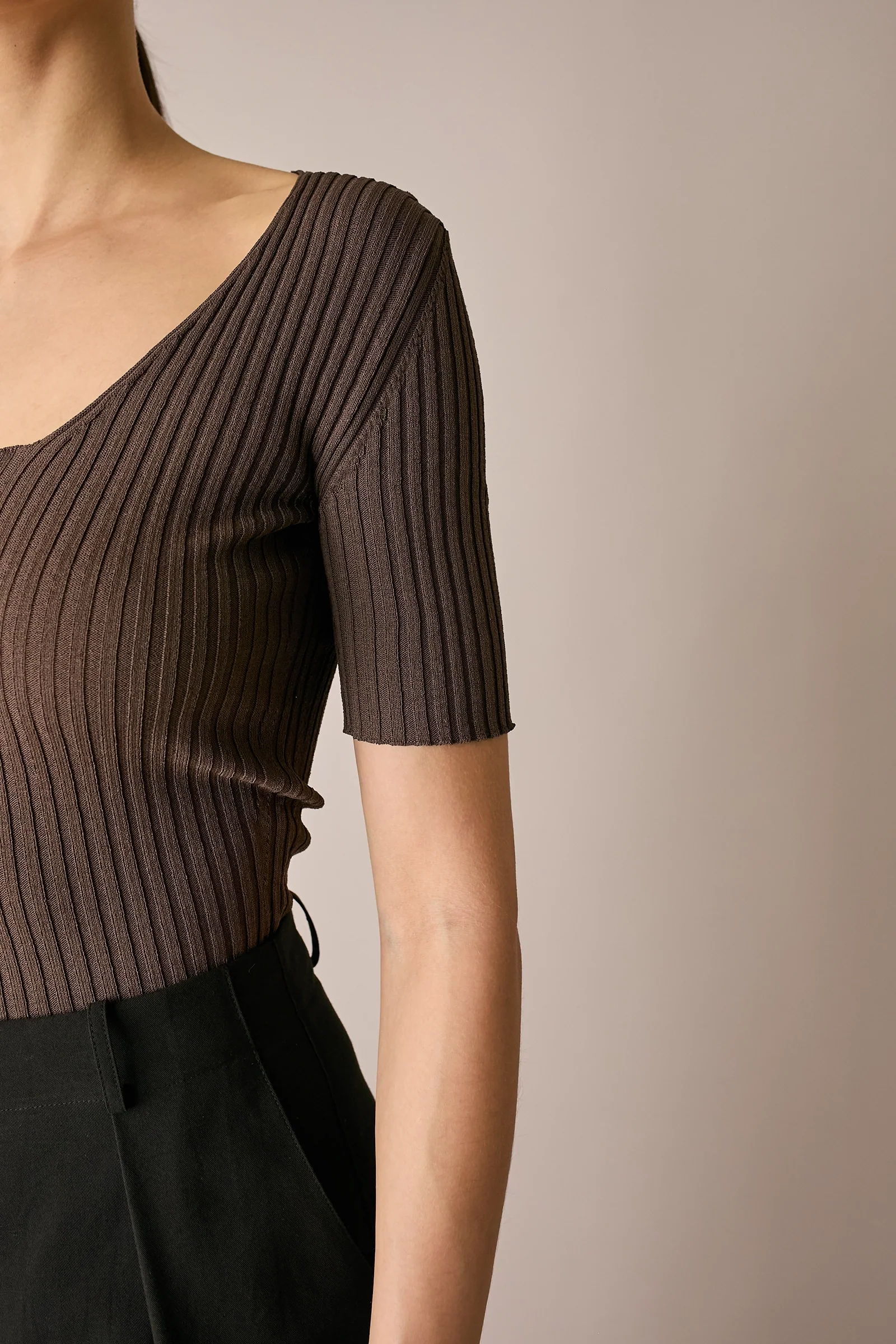 Maglia a costine con scollo quadrato - Image 15
