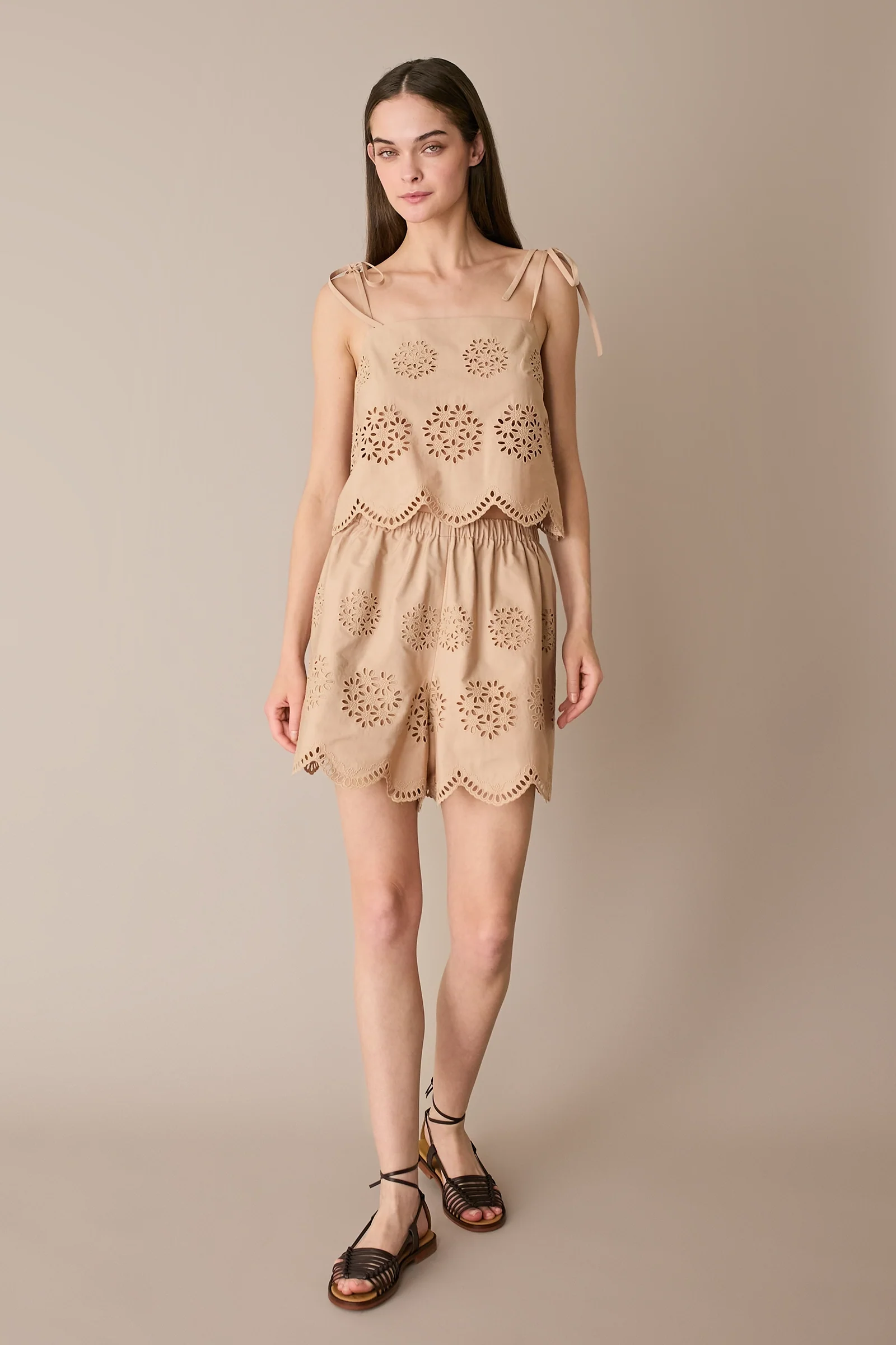 Pantaloncini ricamati con fiori cut-out - Image 10
