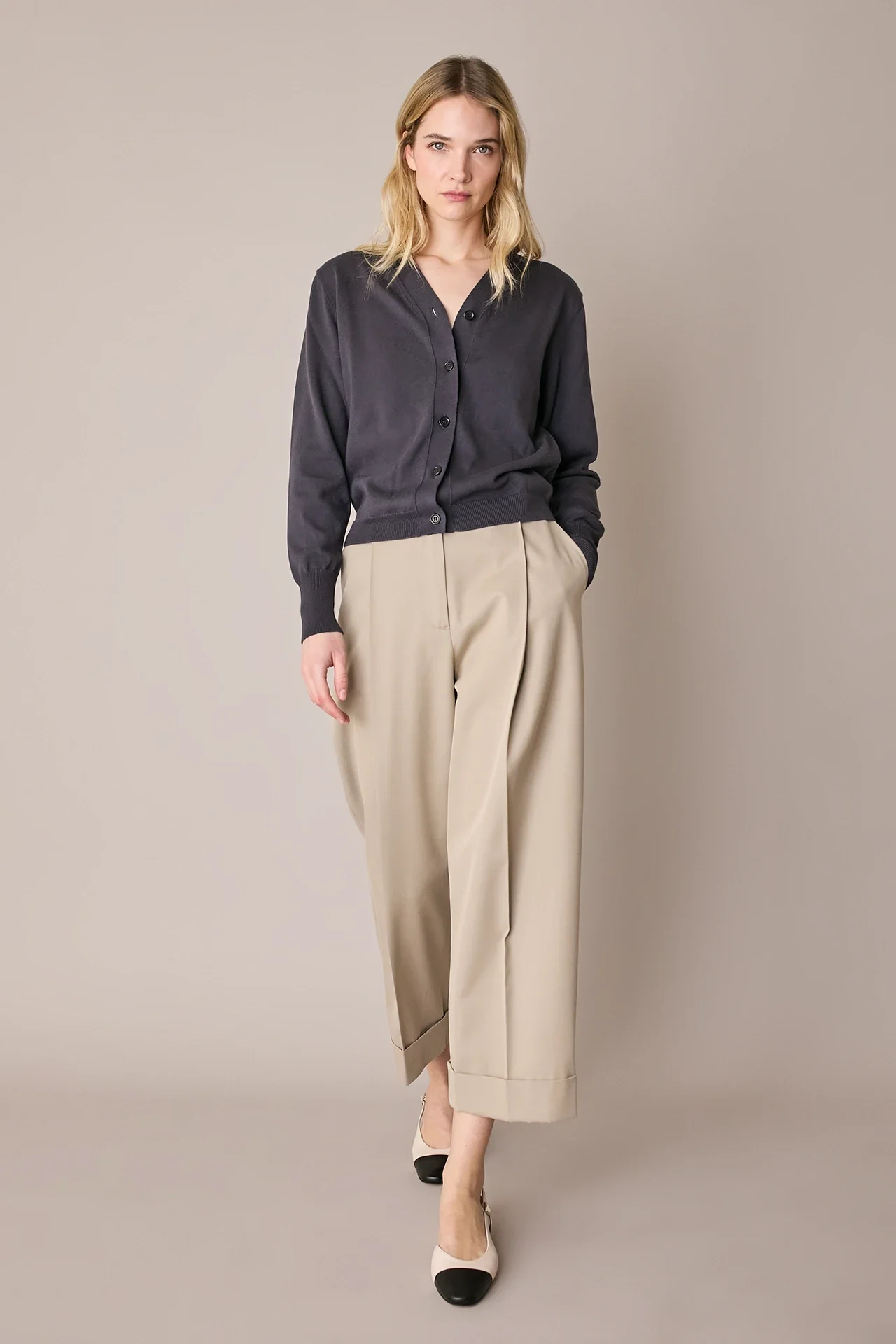 Pantaloni con piega e risvolto - Image 7