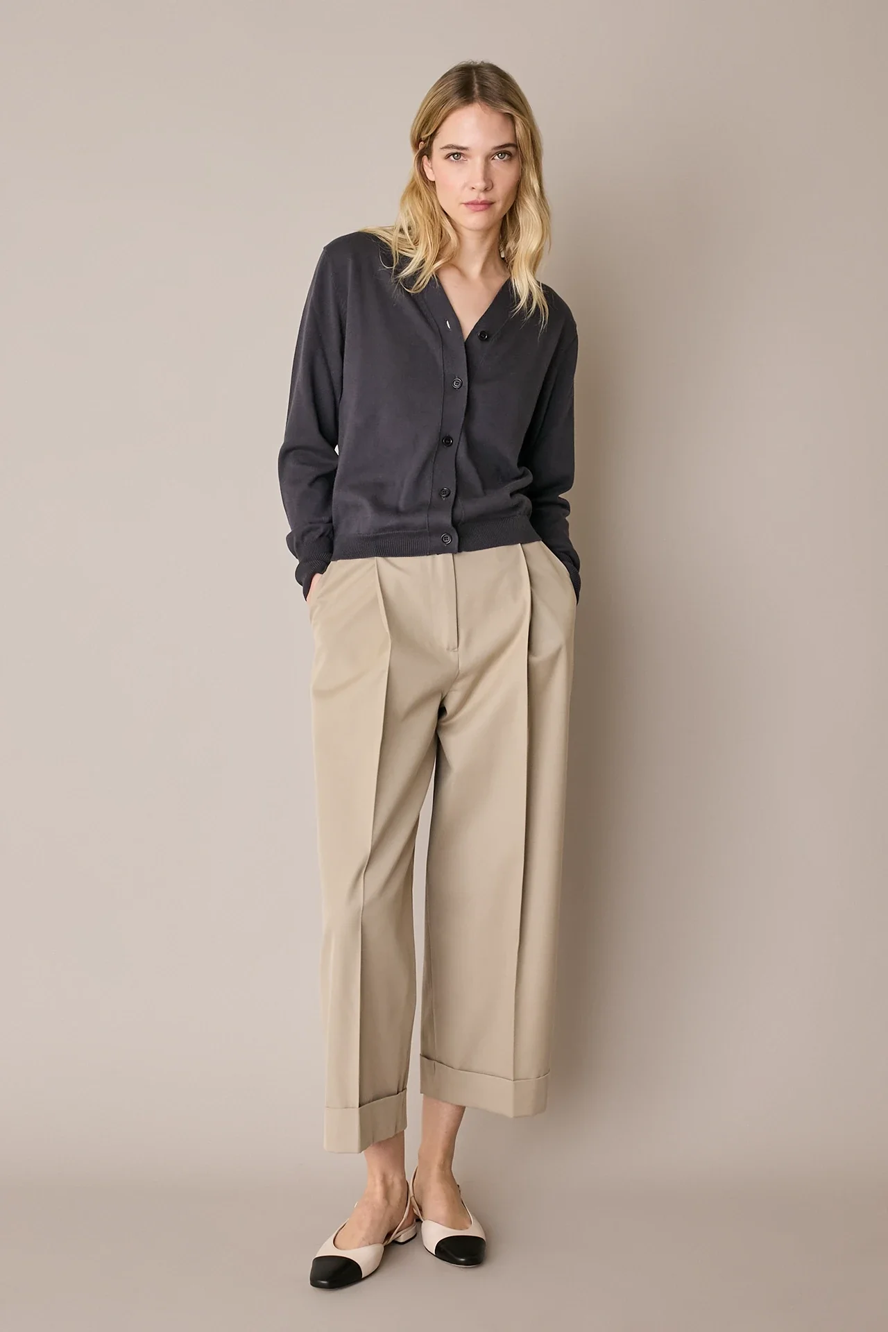 Pantaloni con piega e risvolto - Image 9
