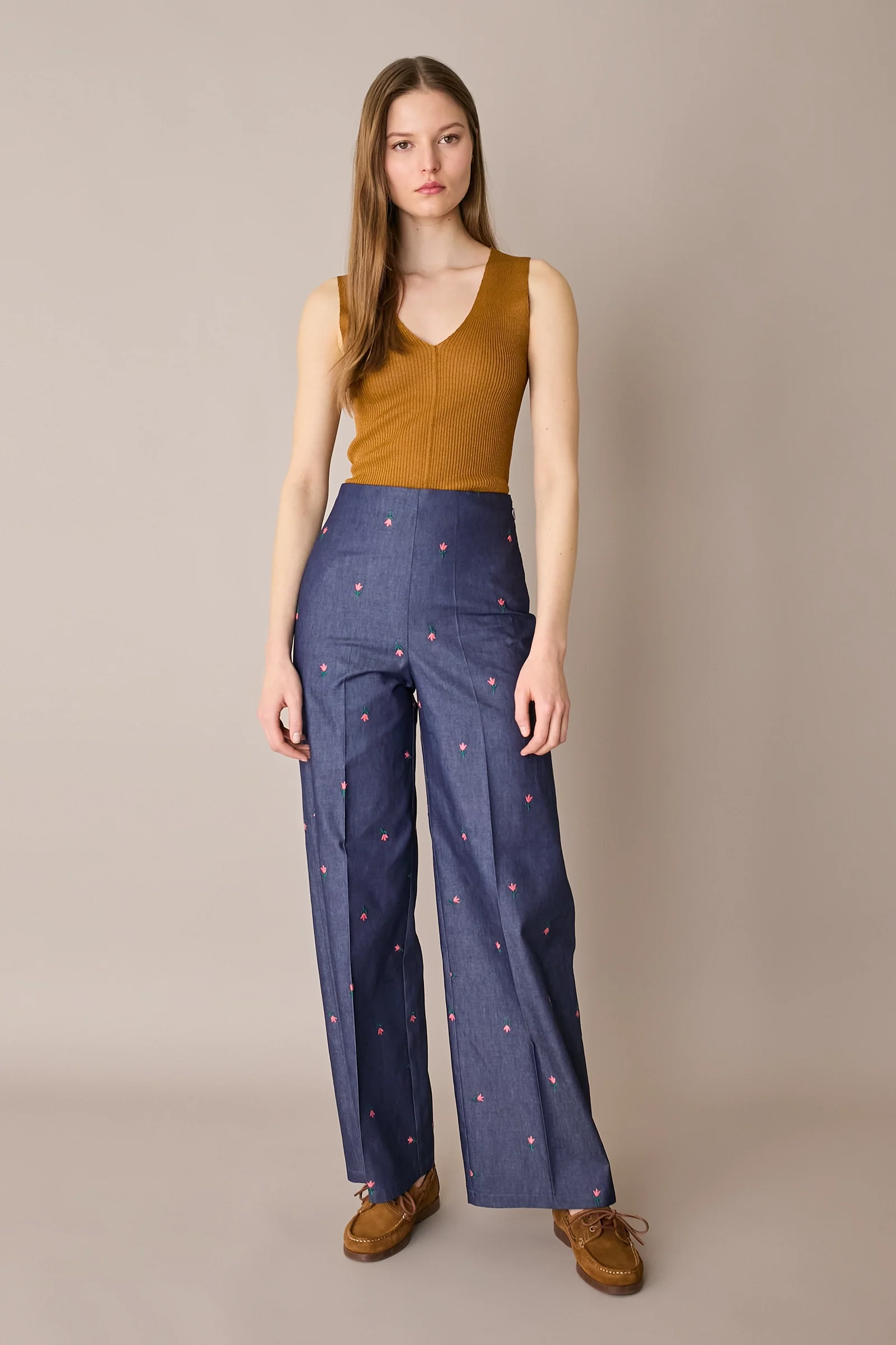 Pantaloni effetto denim con fiori ricamati - Image 3