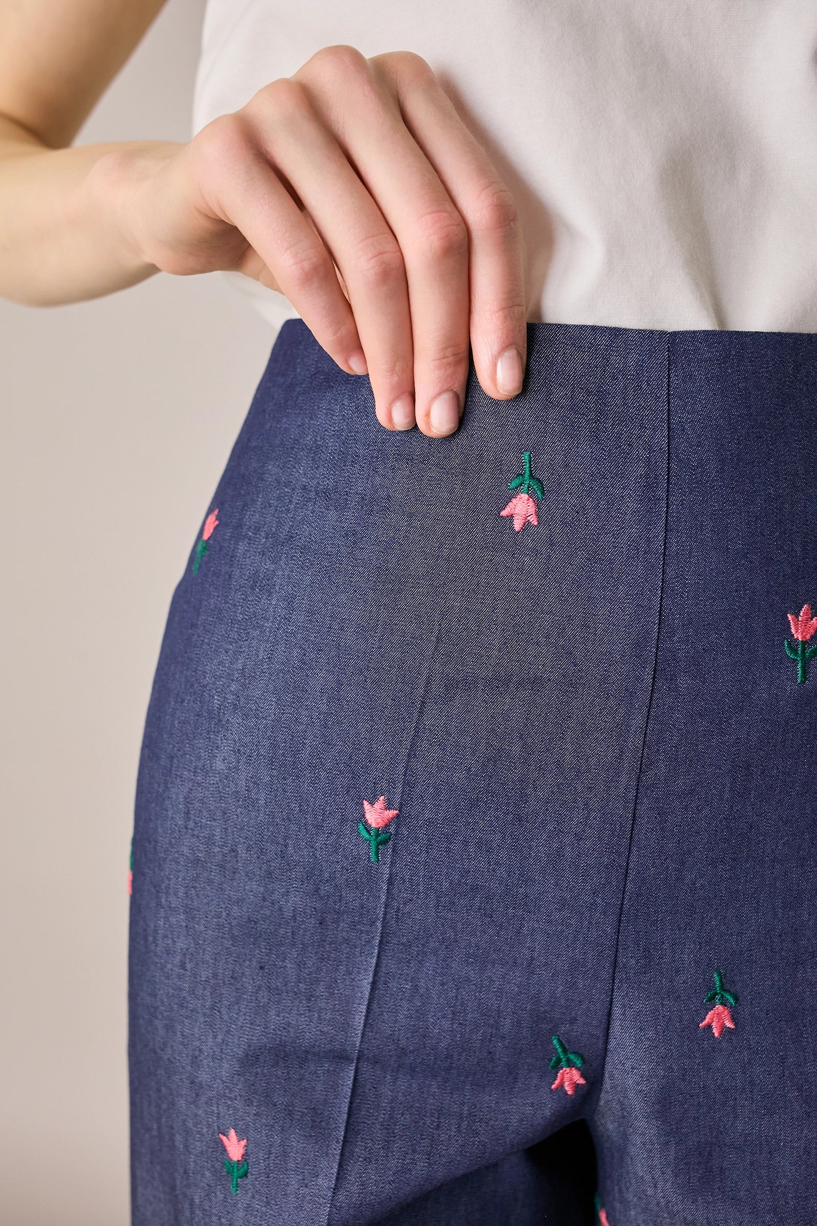 Pantaloni effetto denim con fiori ricamati - Image 7