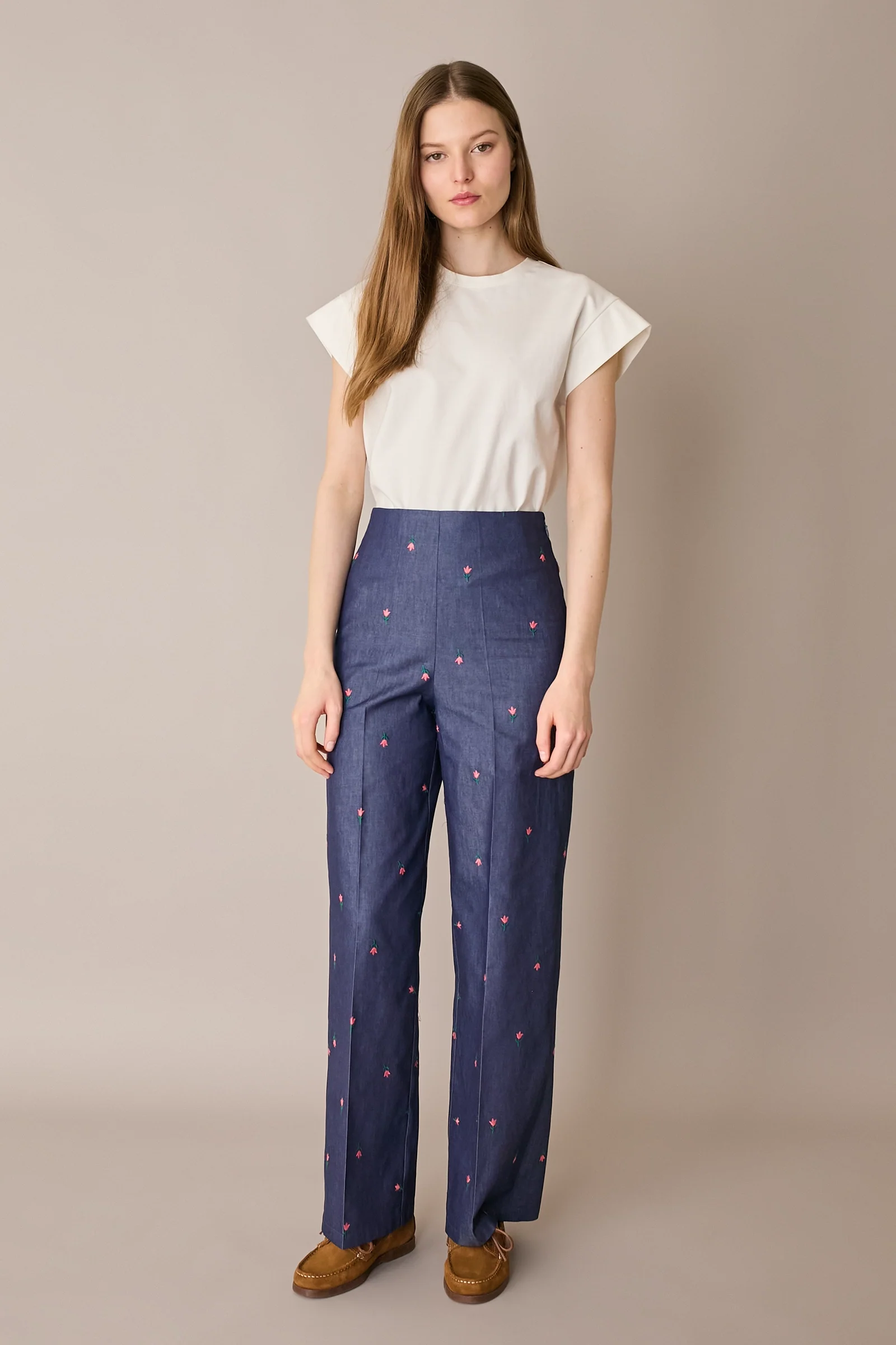 Pantaloni effetto denim con fiori ricamati - Image 8