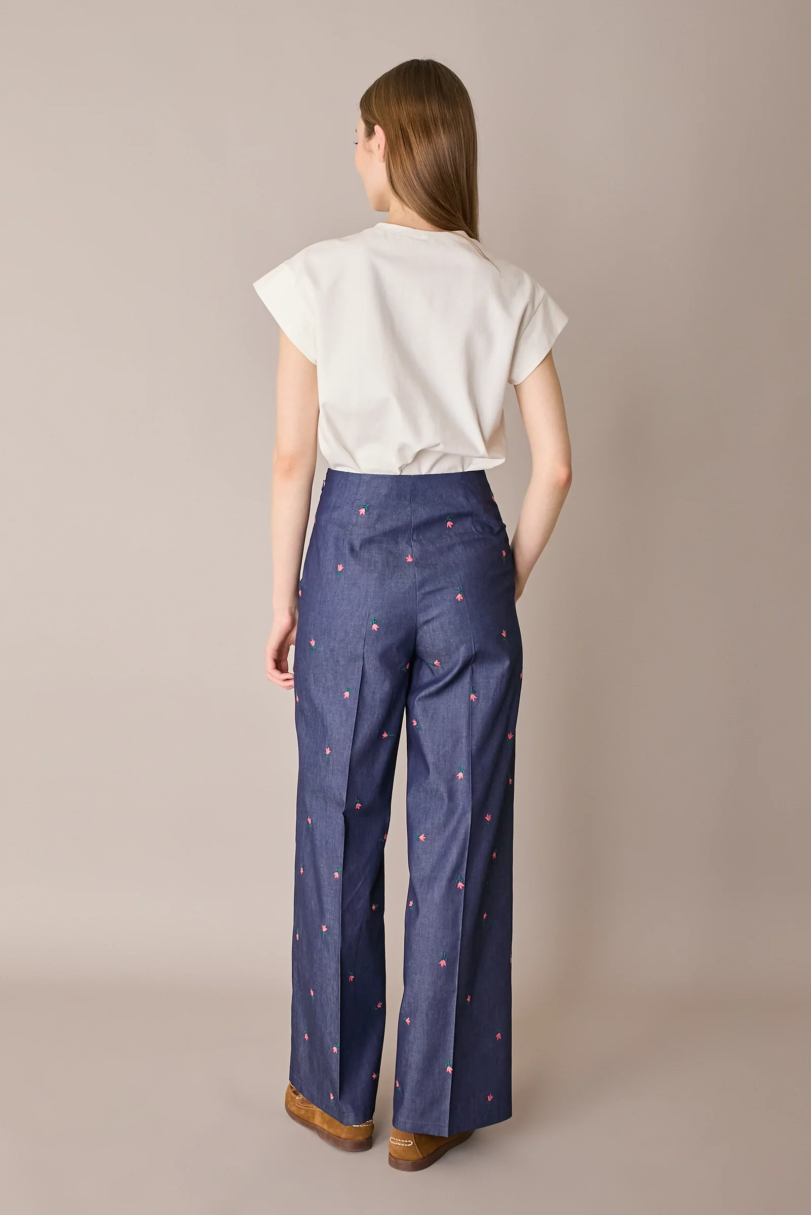 Pantaloni effetto denim con fiori ricamati - Image 9