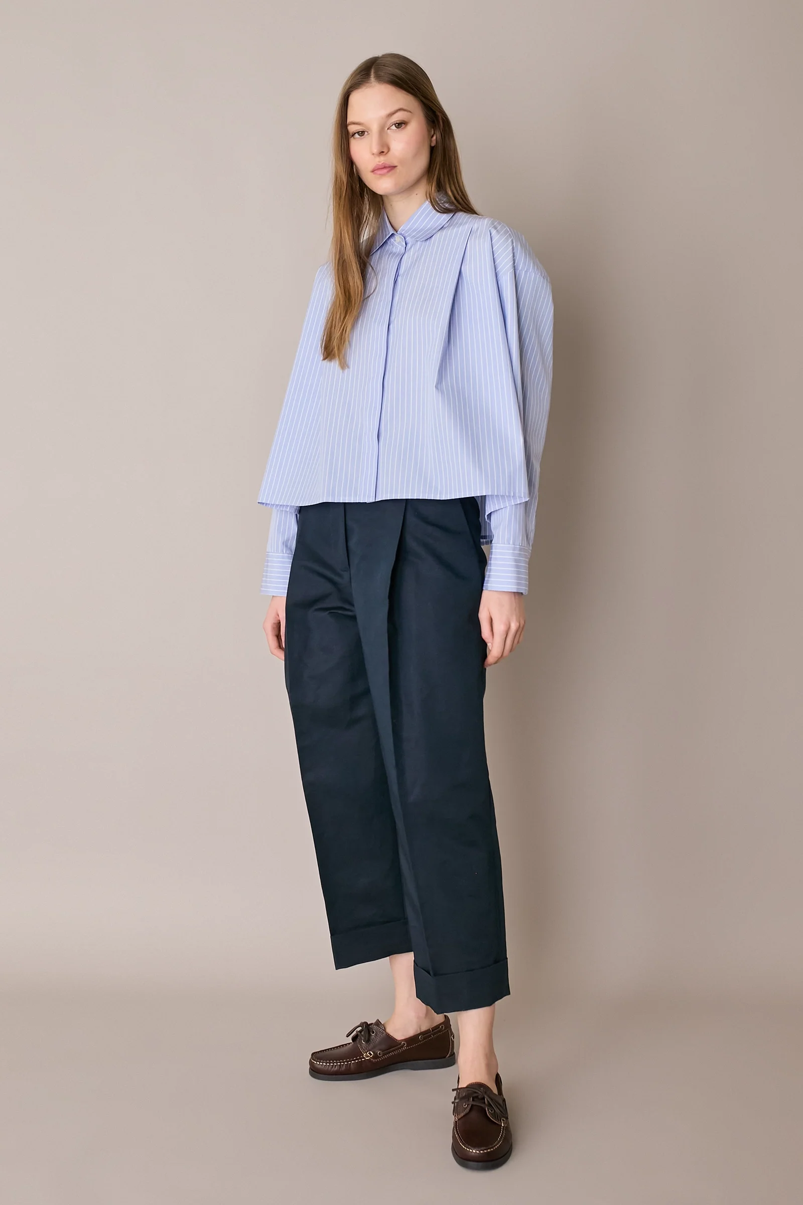 Pantaloni in blend di lino con piega e risvolto - Image 4