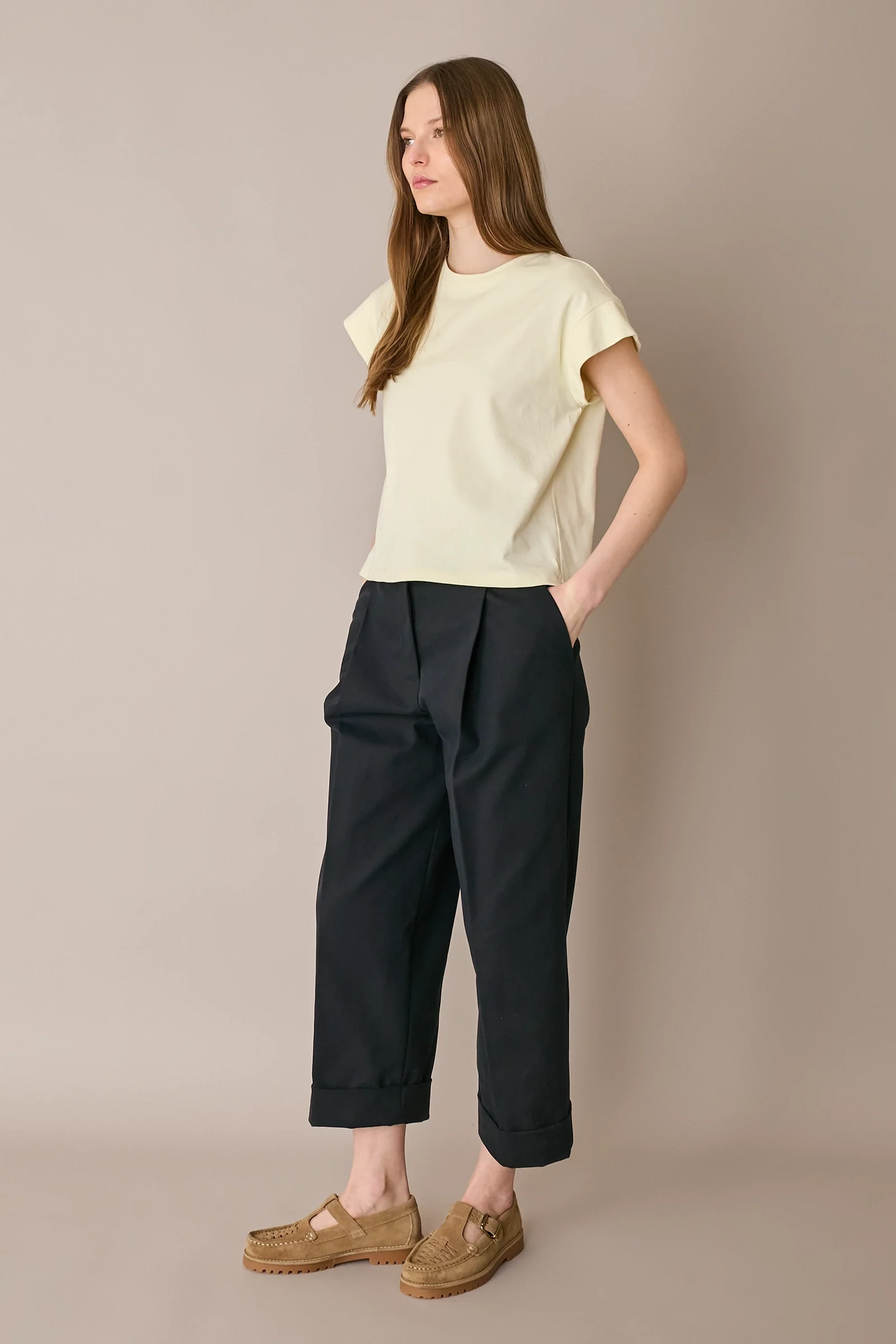 Pantaloni in cotone con piega e risvolto - Image 5