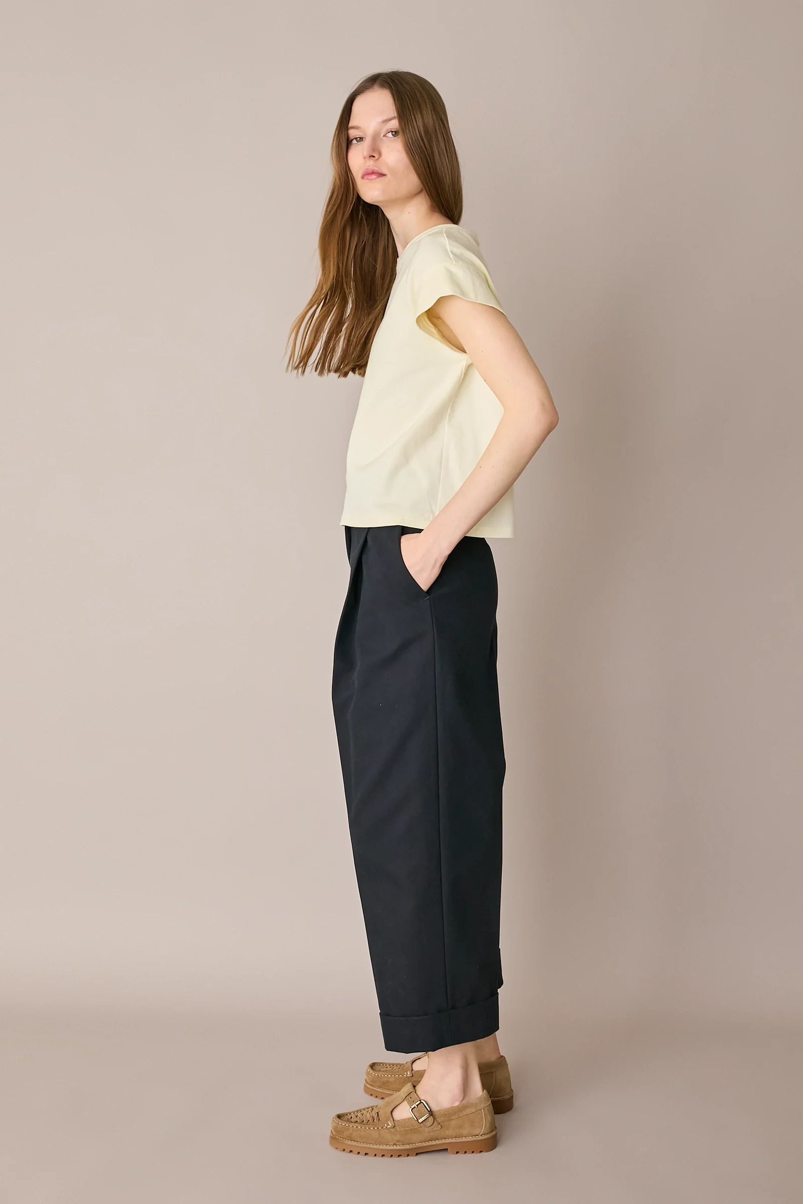 Pantaloni in cotone con piega e risvolto - Image 7