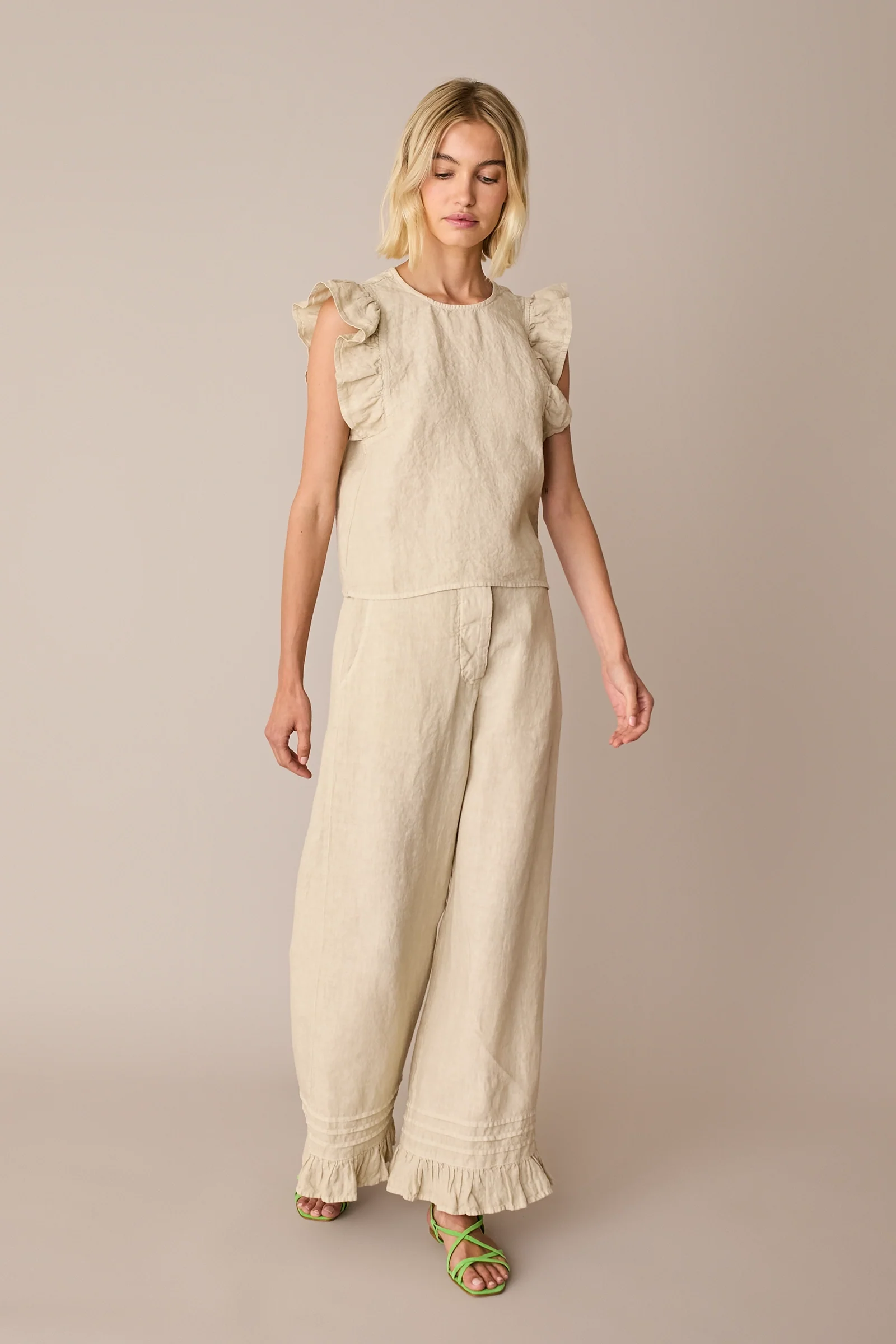 Pantaloni in lino con volant - Image 10