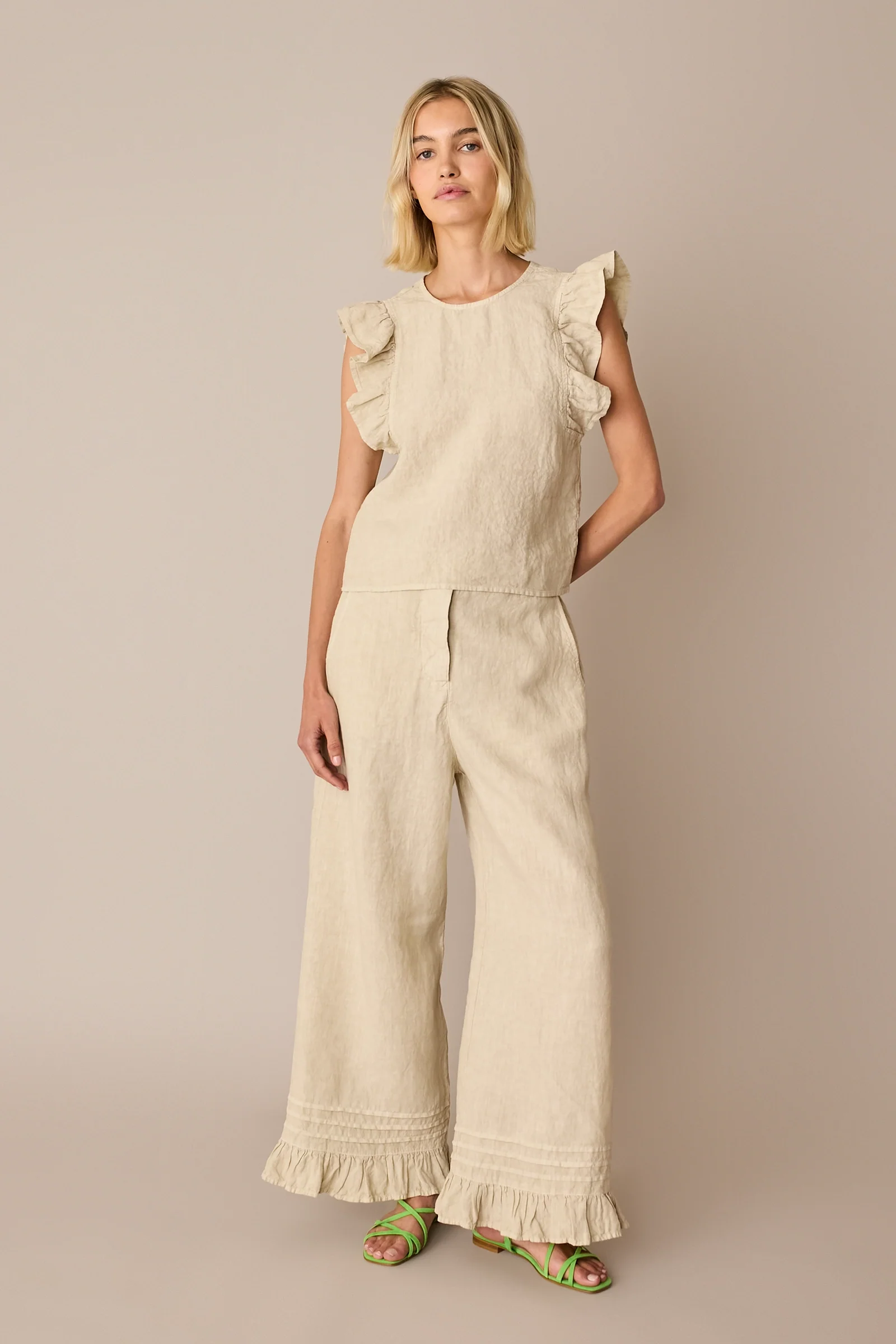 Pantaloni in lino con volant - Image 11
