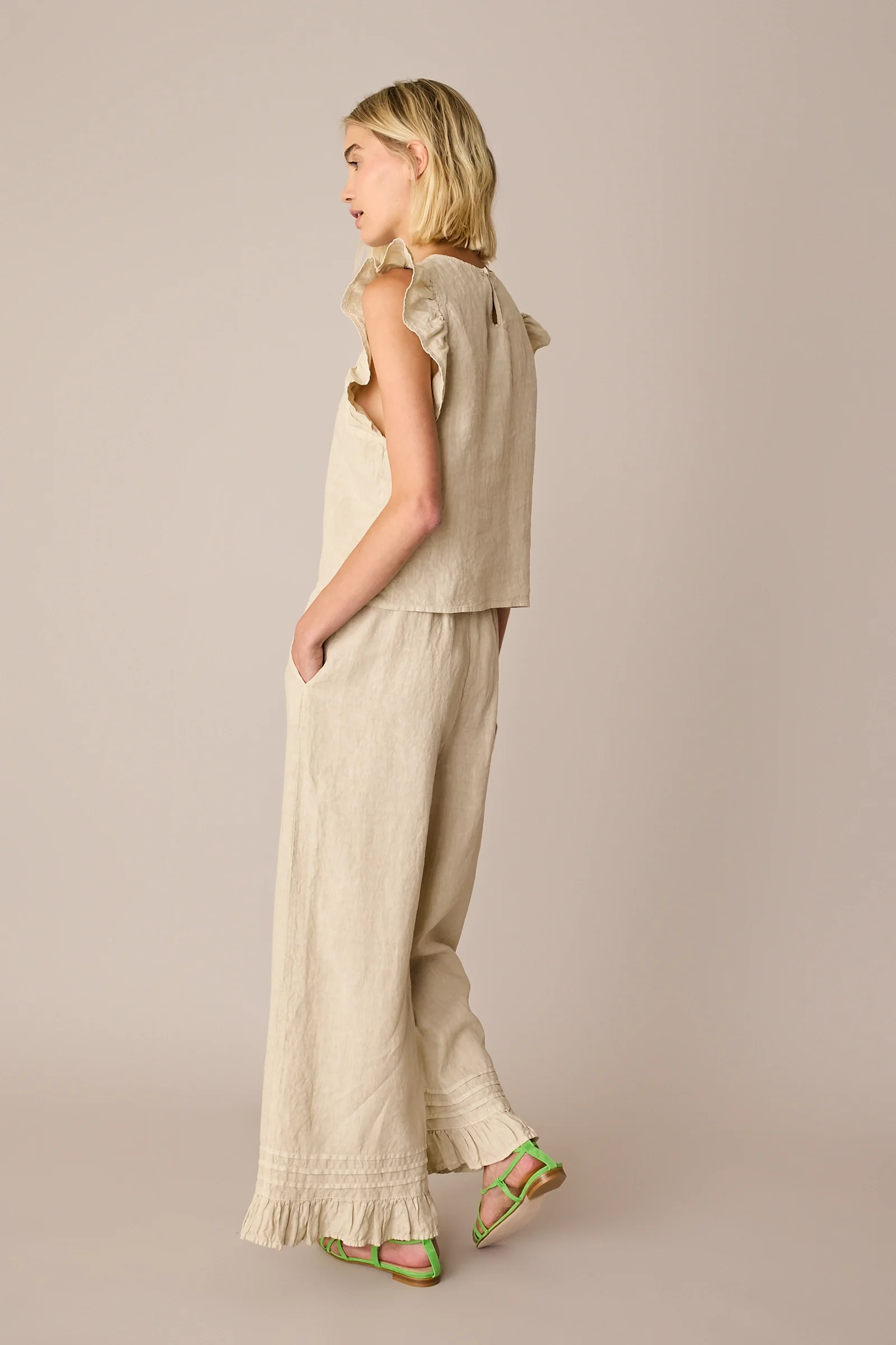 Pantaloni in lino con volant - Image 13