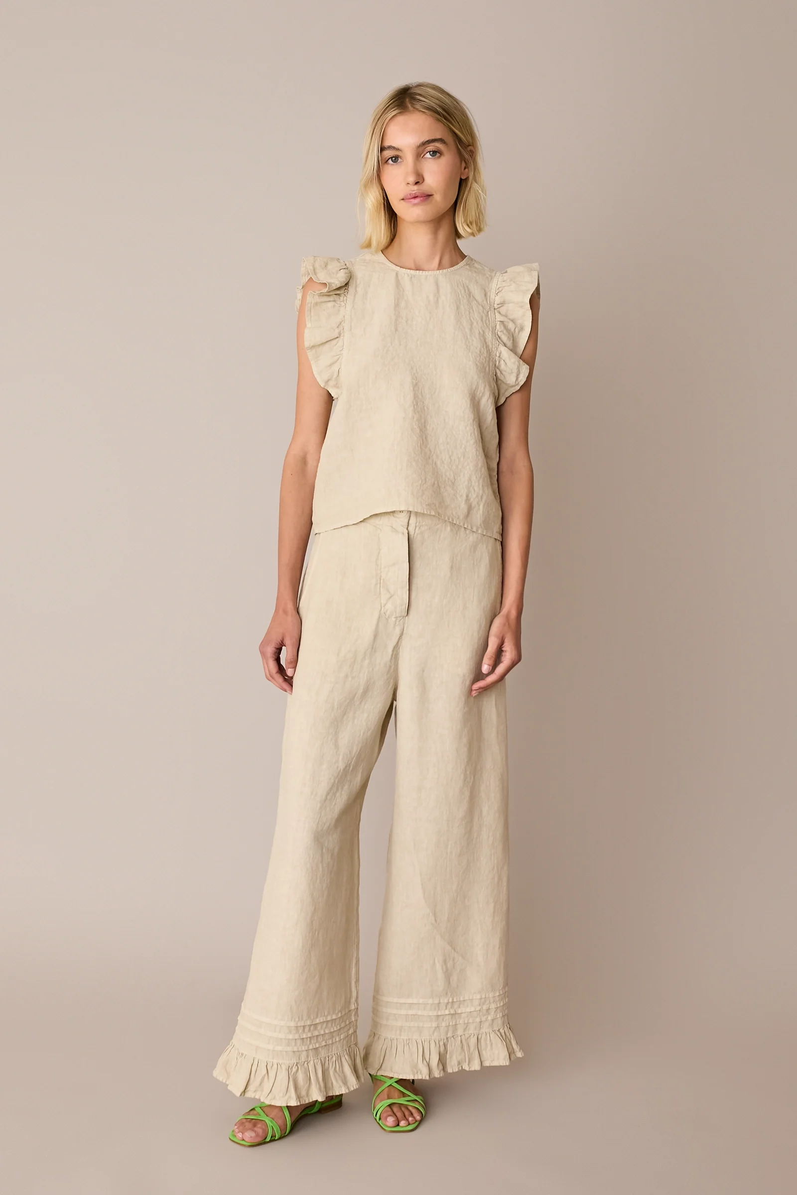 Pantaloni in lino con volant - Image 15