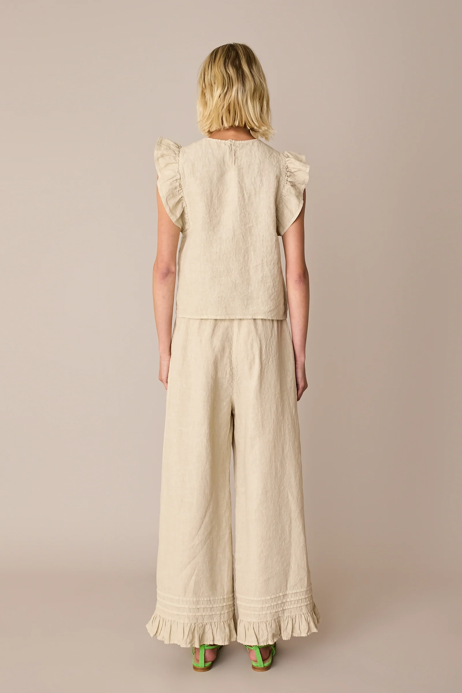 Pantaloni in lino con volant - Image 16