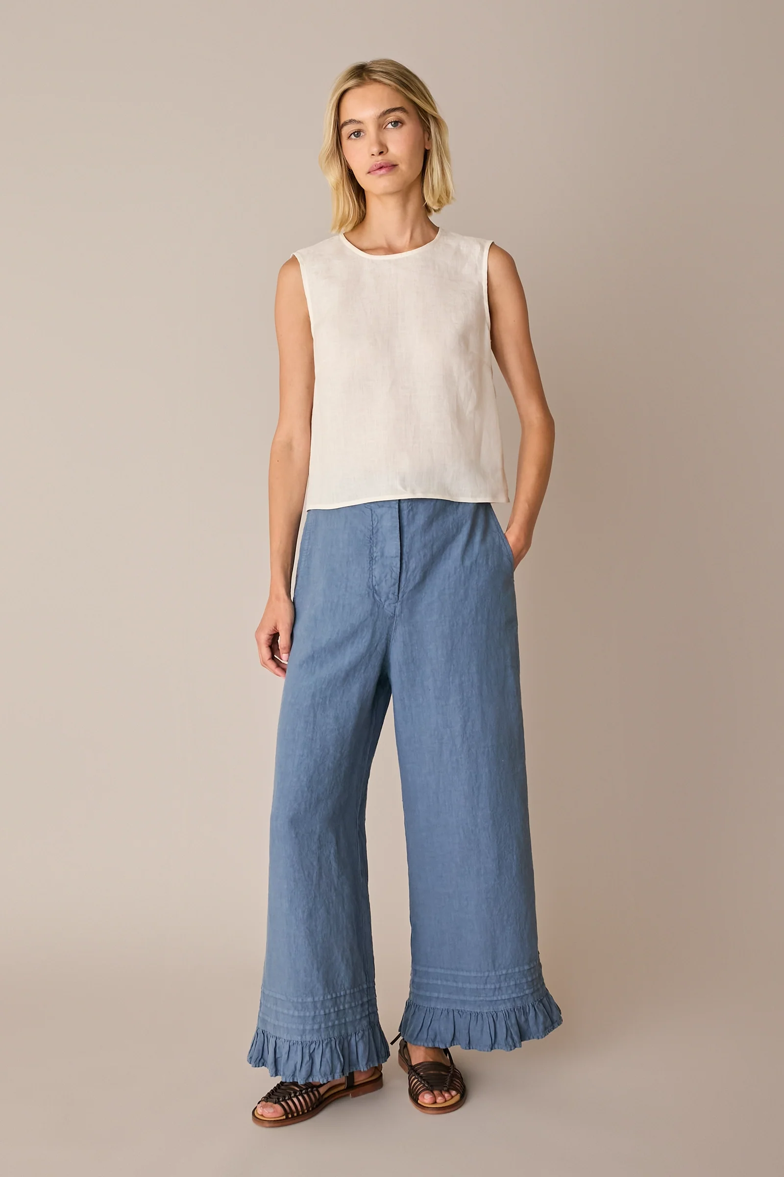 Pantaloni in lino con volant - Image 5