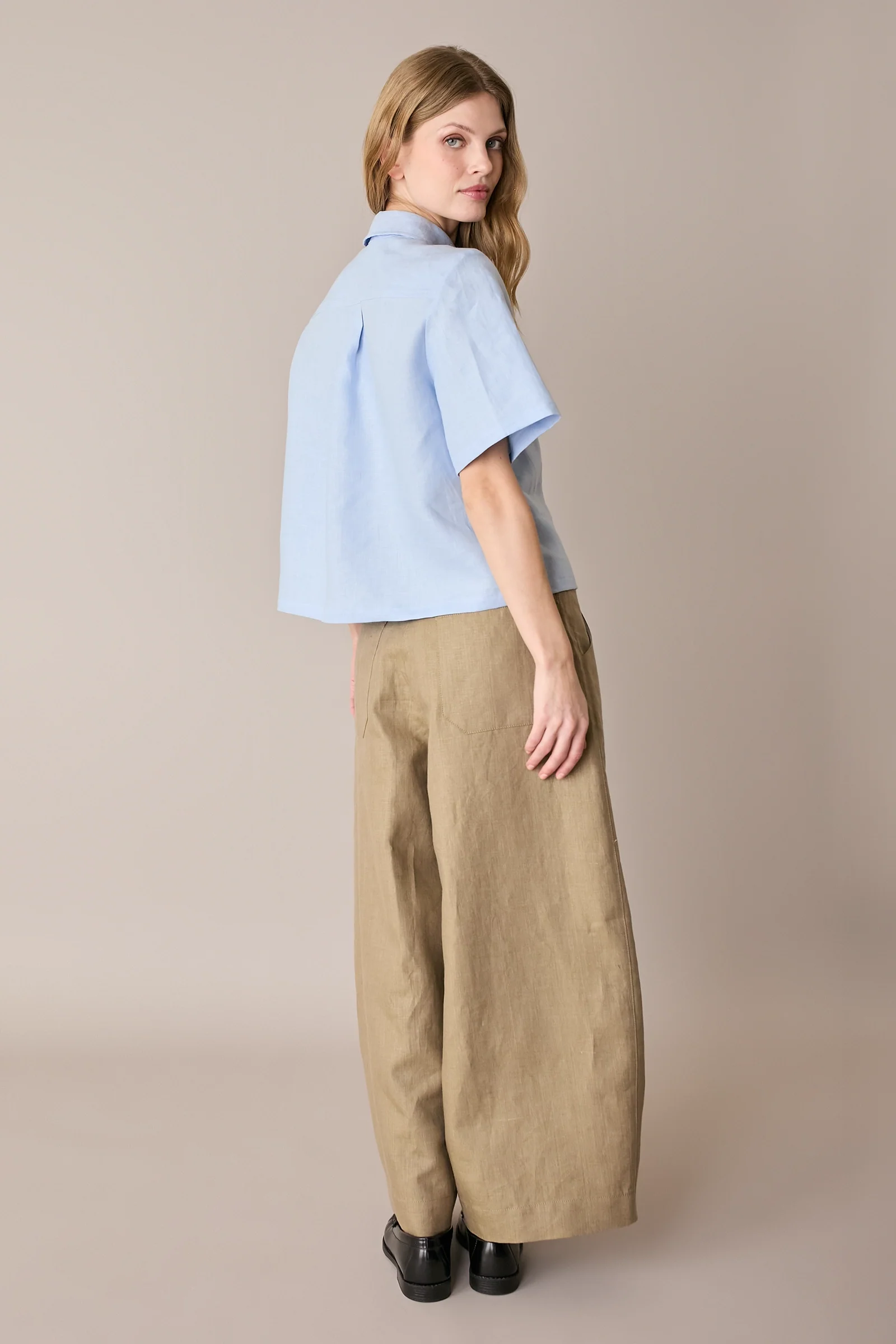 Pantaloni in lino con pinces - Image 11