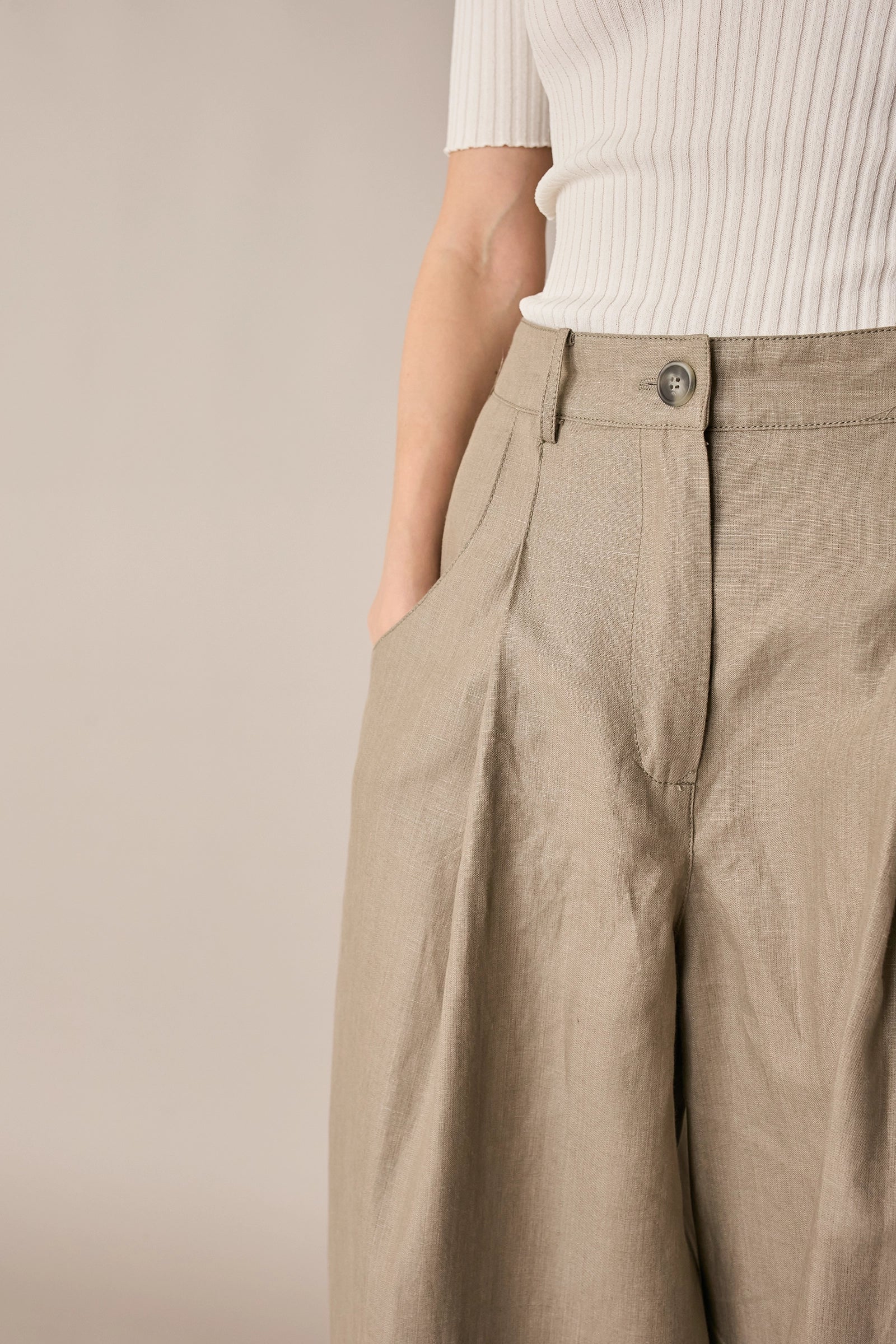 Pantaloni in lino con pinces - Image 3
