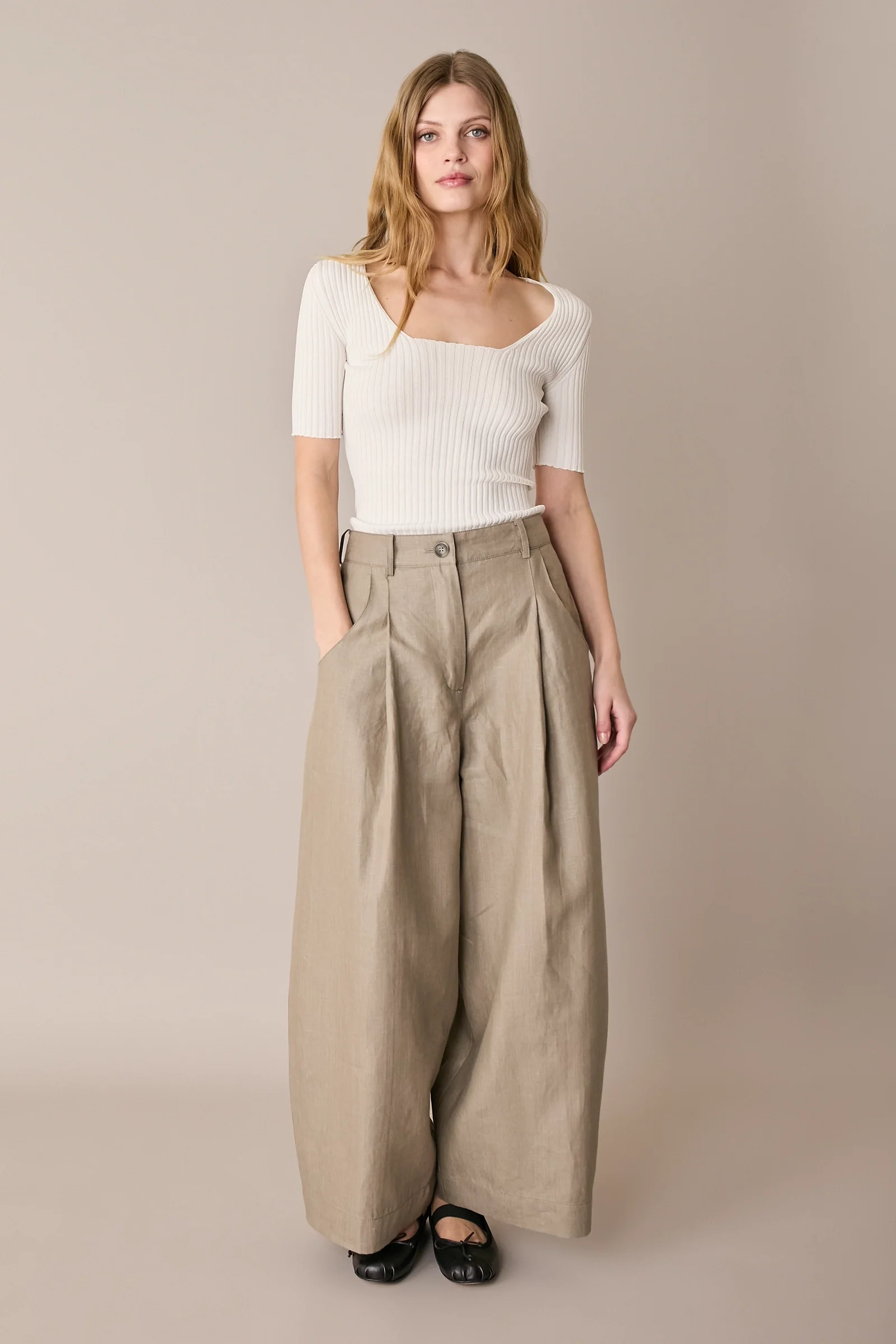 Pantaloni in lino con pinces - Image 4