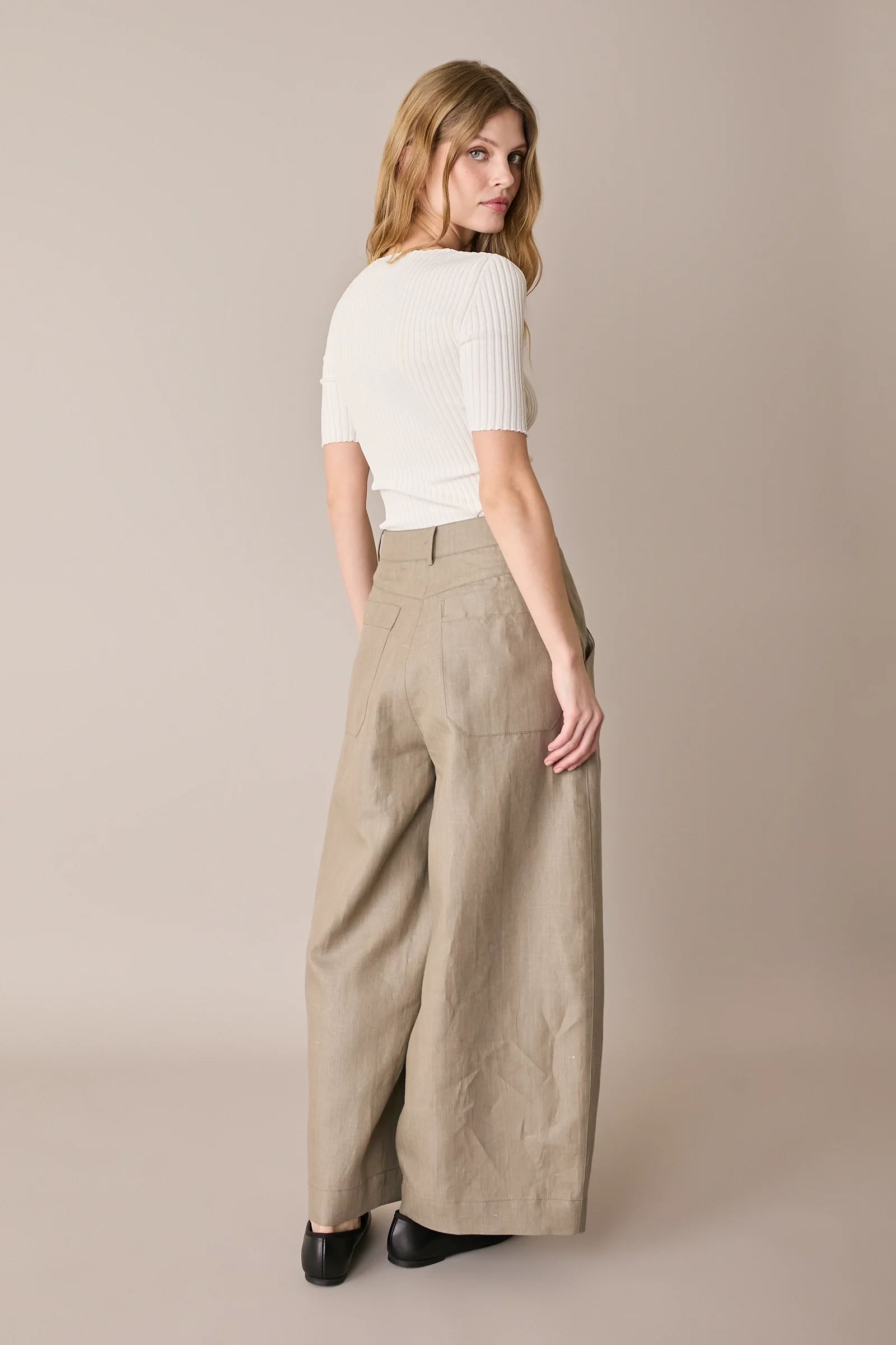 Pantaloni in lino con pinces - Image 6