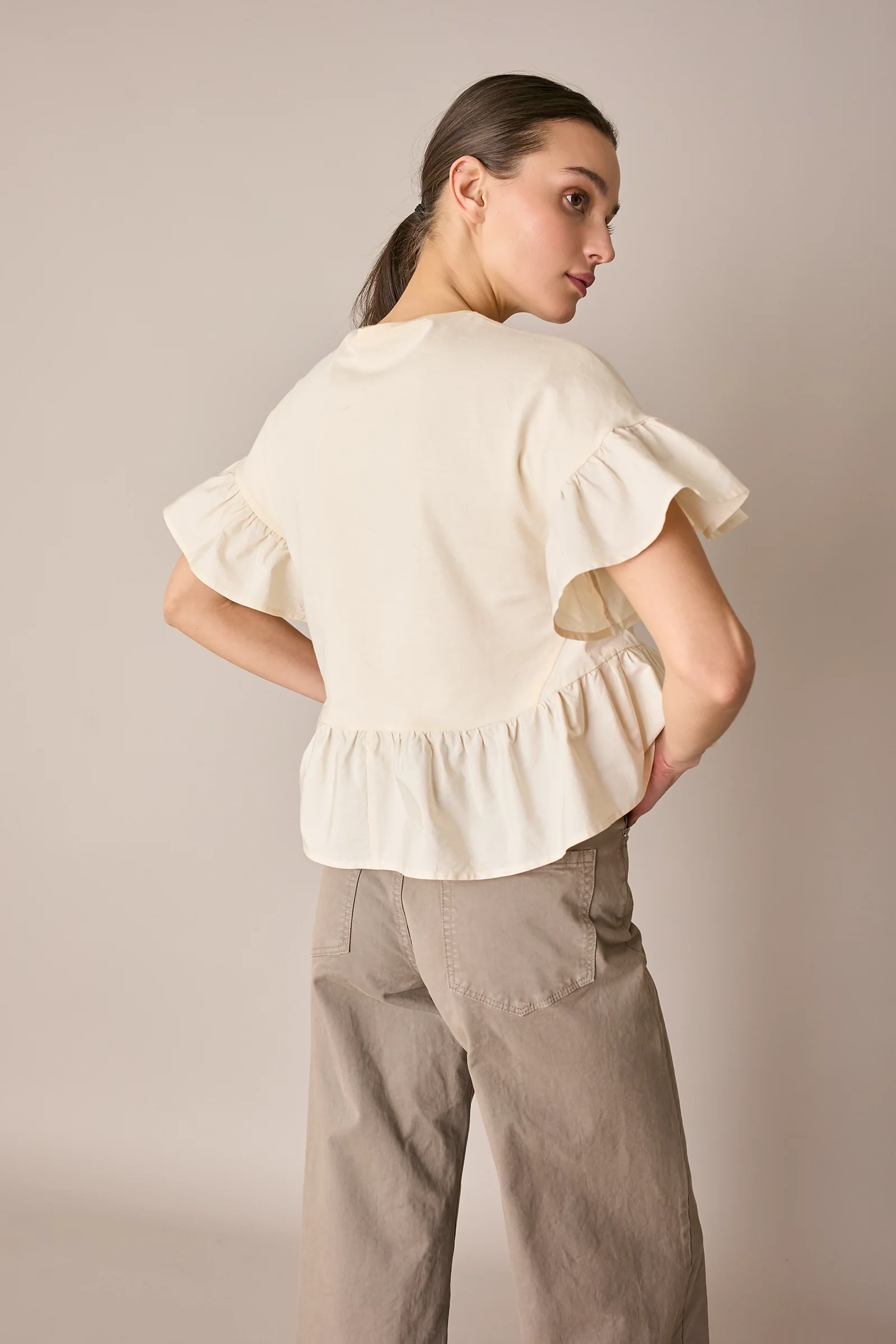 T-shirt con balze a contrasto - Image 10