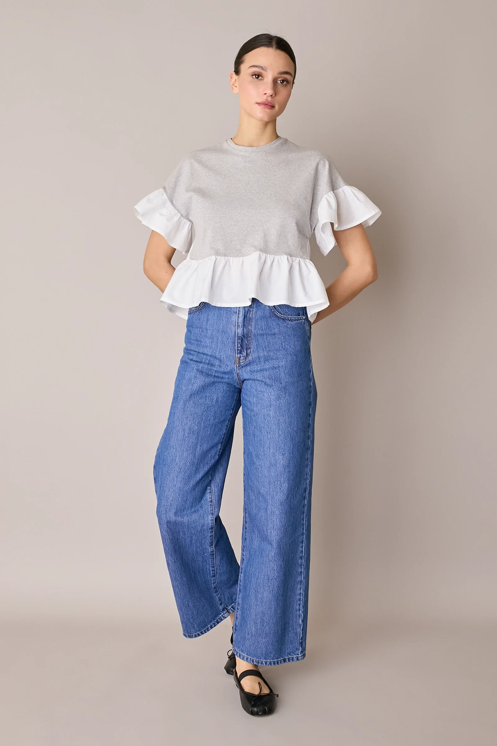 T-shirt con balze a contrasto - Image 12