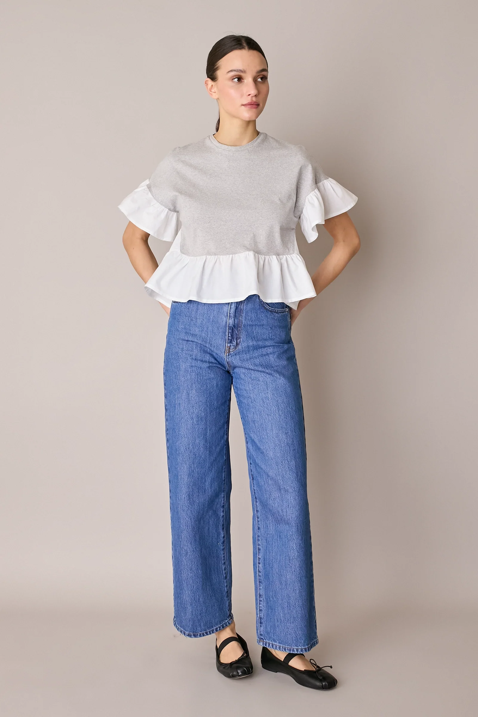T-shirt con balze a contrasto - Image 13