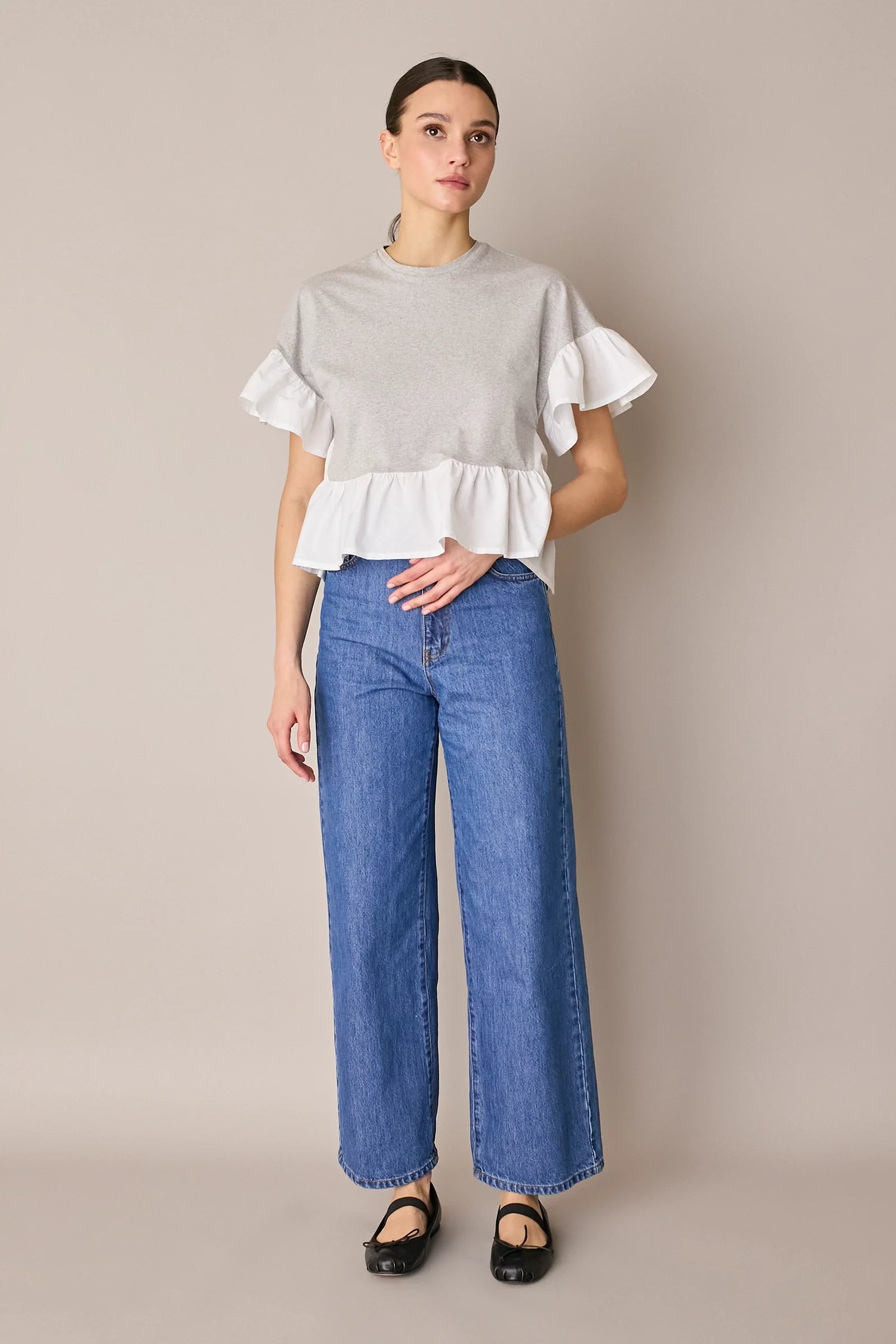 T-shirt con balze a contrasto - Image 14