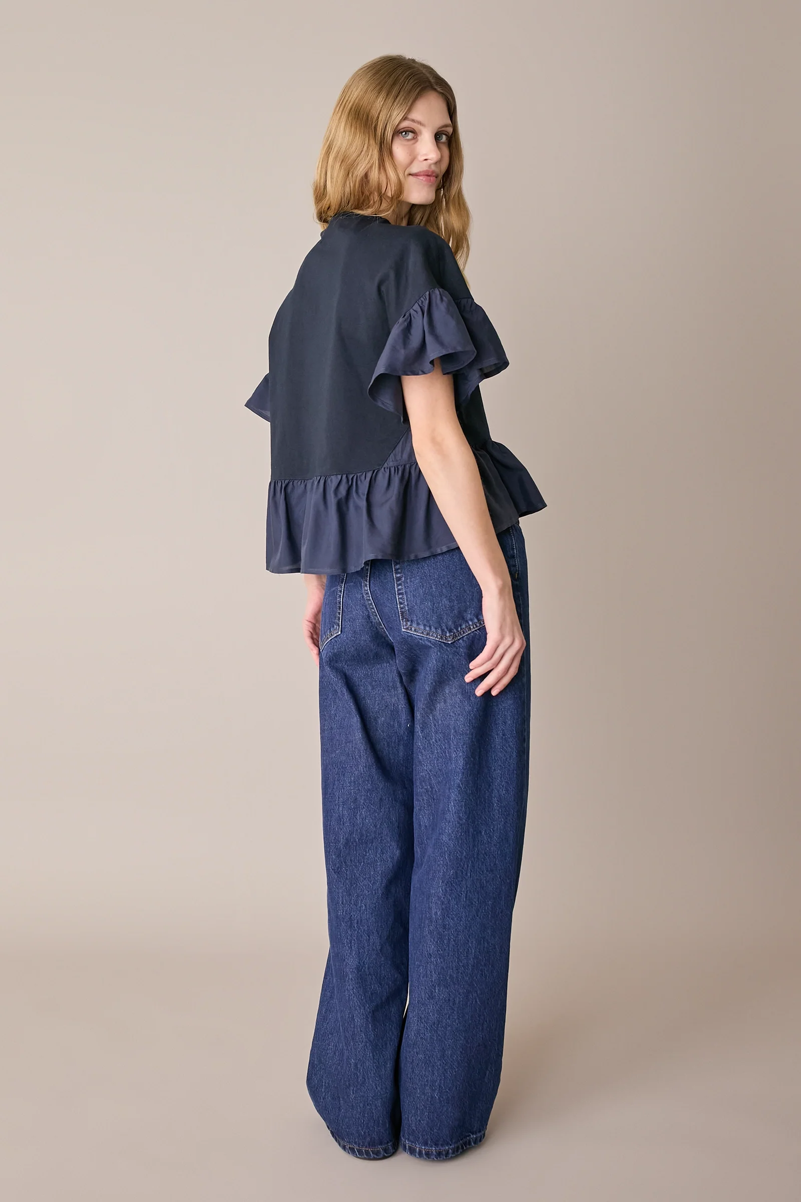T-shirt con balze a contrasto - Image 18