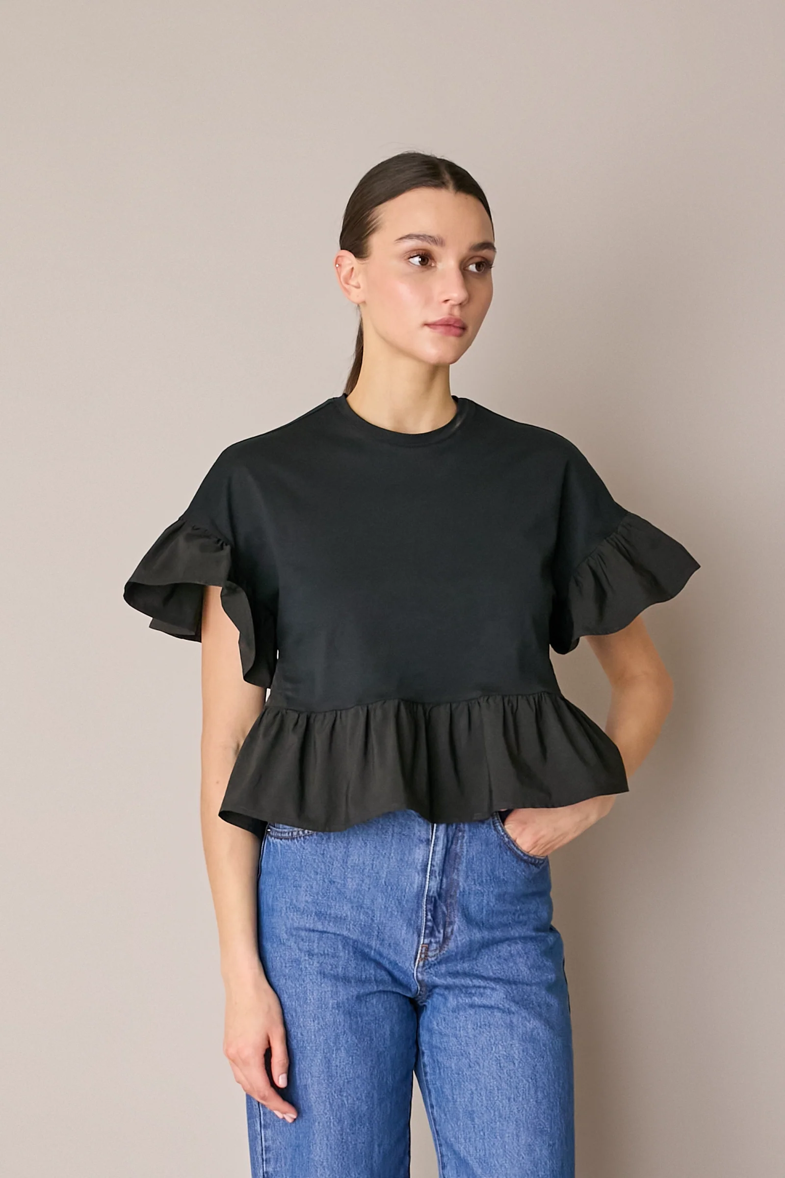 T-shirt con balze a contrasto - Image 6