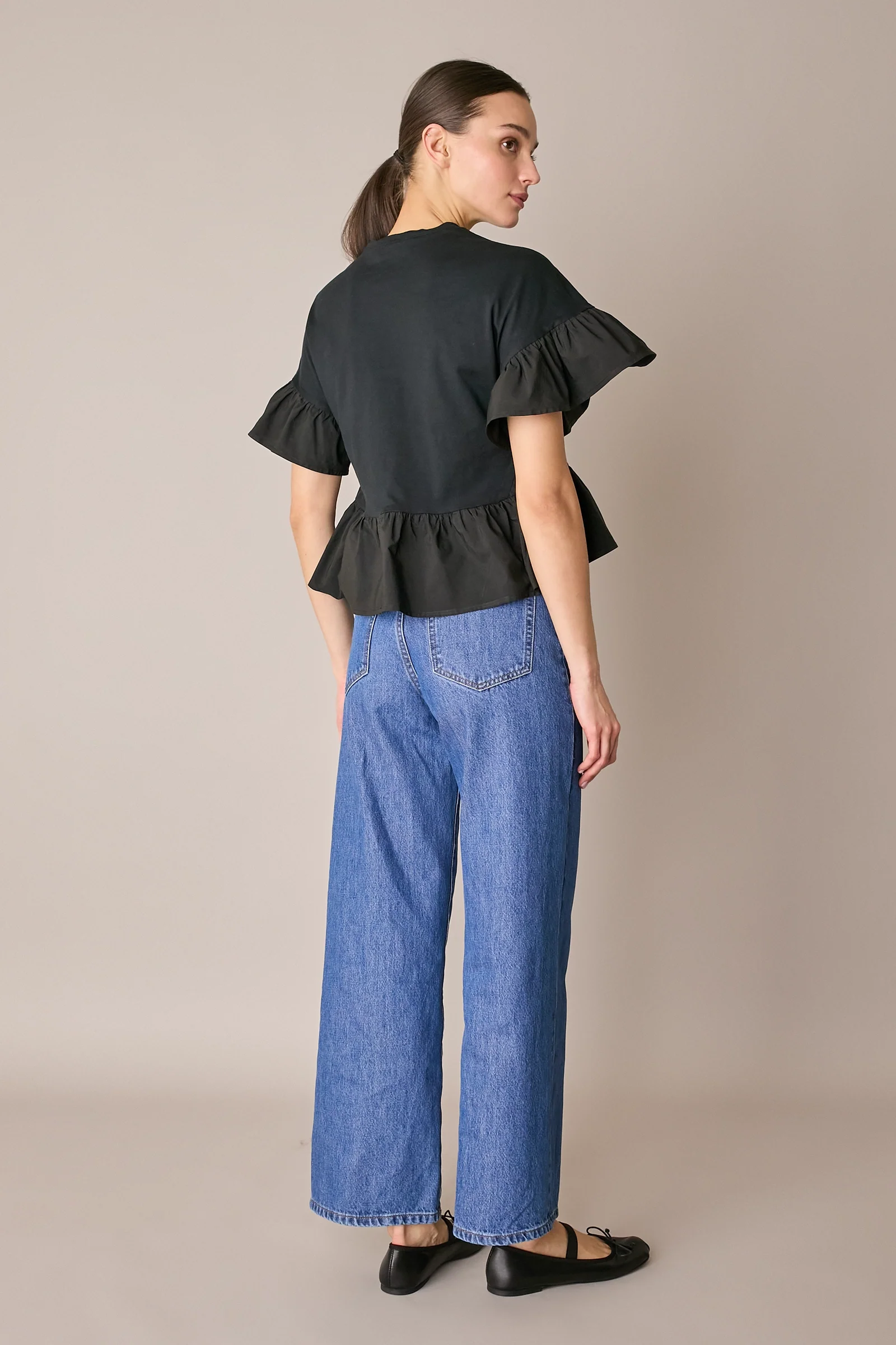 T-shirt con balze a contrasto - Image 9