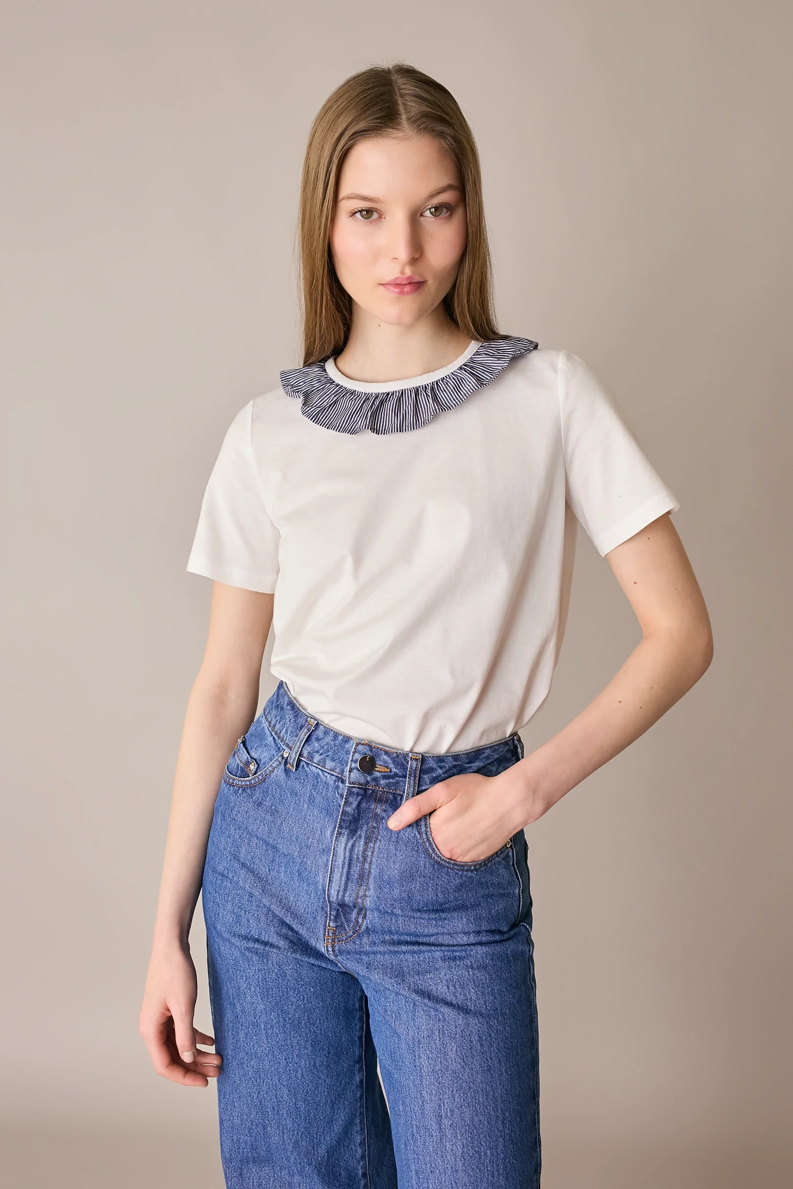 T-shirt con colletto volant